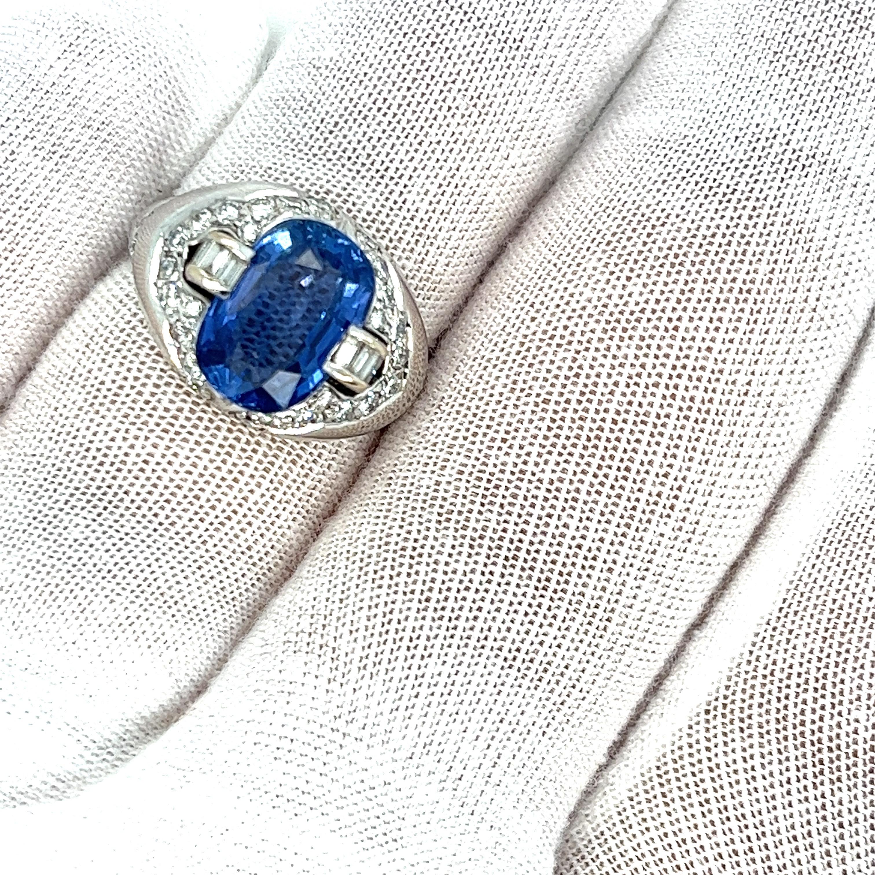 Vintage 5 Carats Sapphire and Diamond Cocktail Ring, 18 Karat Gold For Sale 1