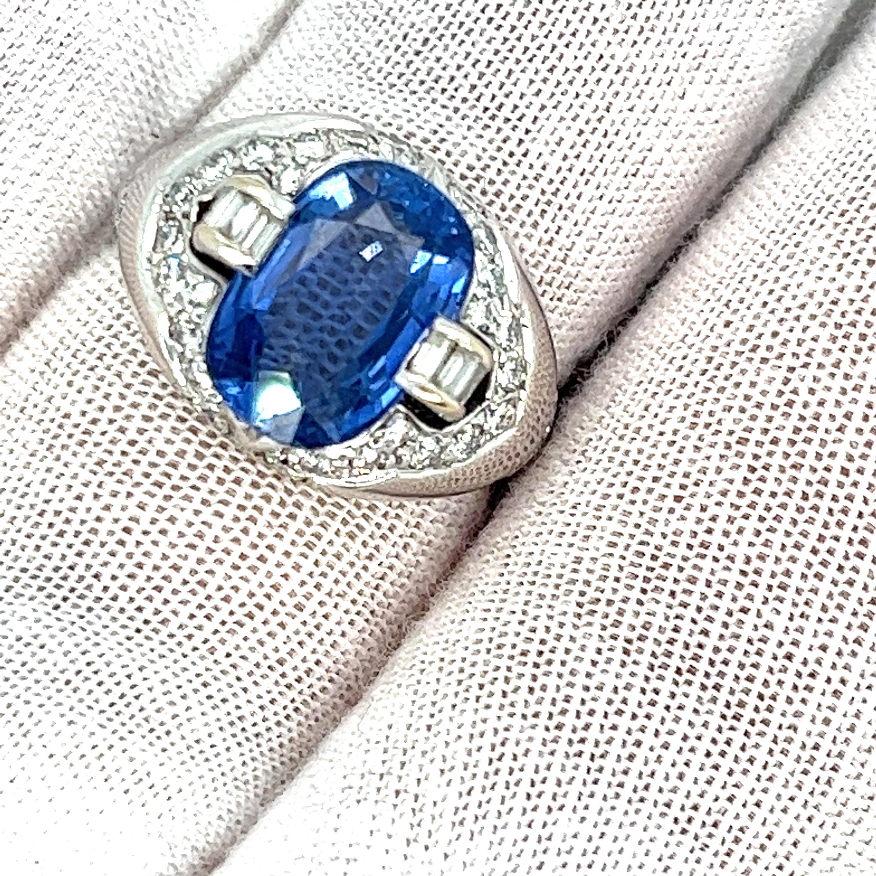 Vintage 5 Carats Sapphire and Diamond Cocktail Ring, 18 Karat Gold For Sale 2