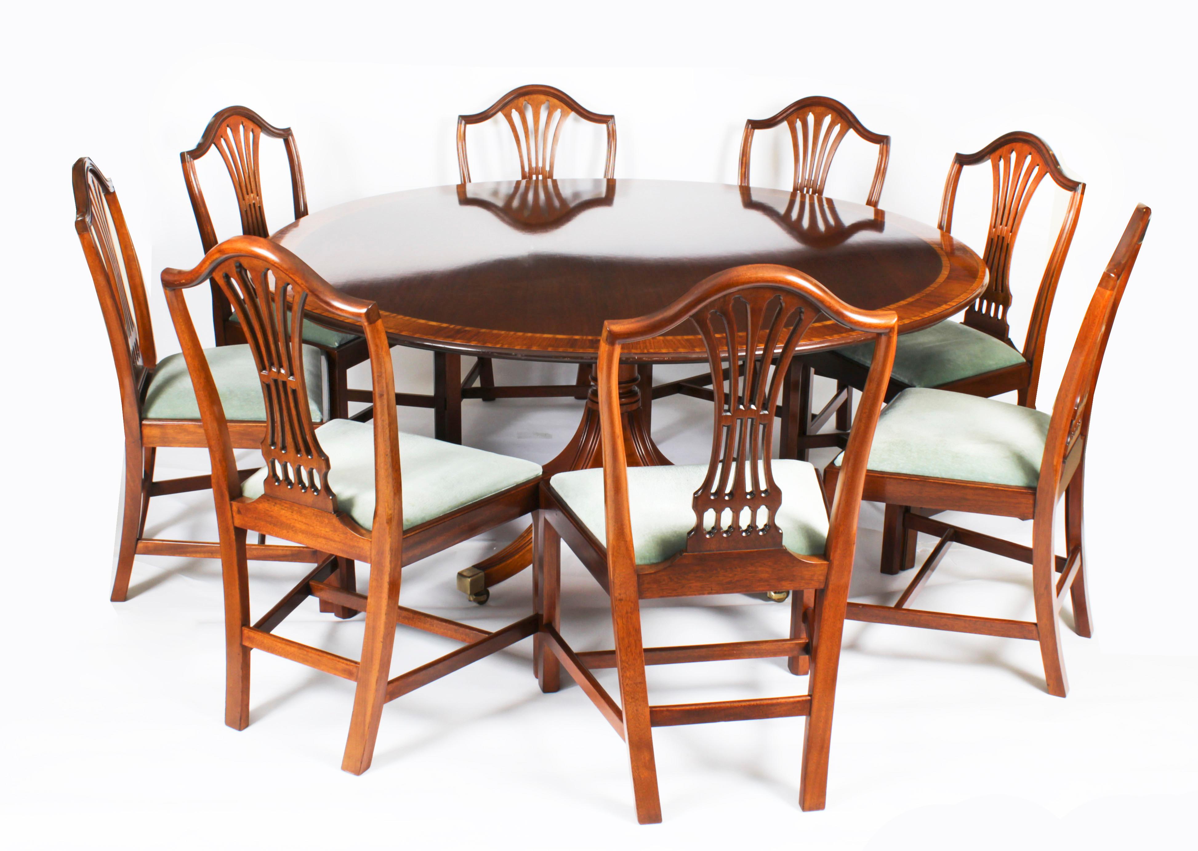 Cette magnifique table de salle à manger en acajou flammé de style Regency Revival a été fabriquée par le maître ébéniste William Tillman et porte son label sur le dessous,  Il peut accueillir confortablement huit personnes et date de CIRCA