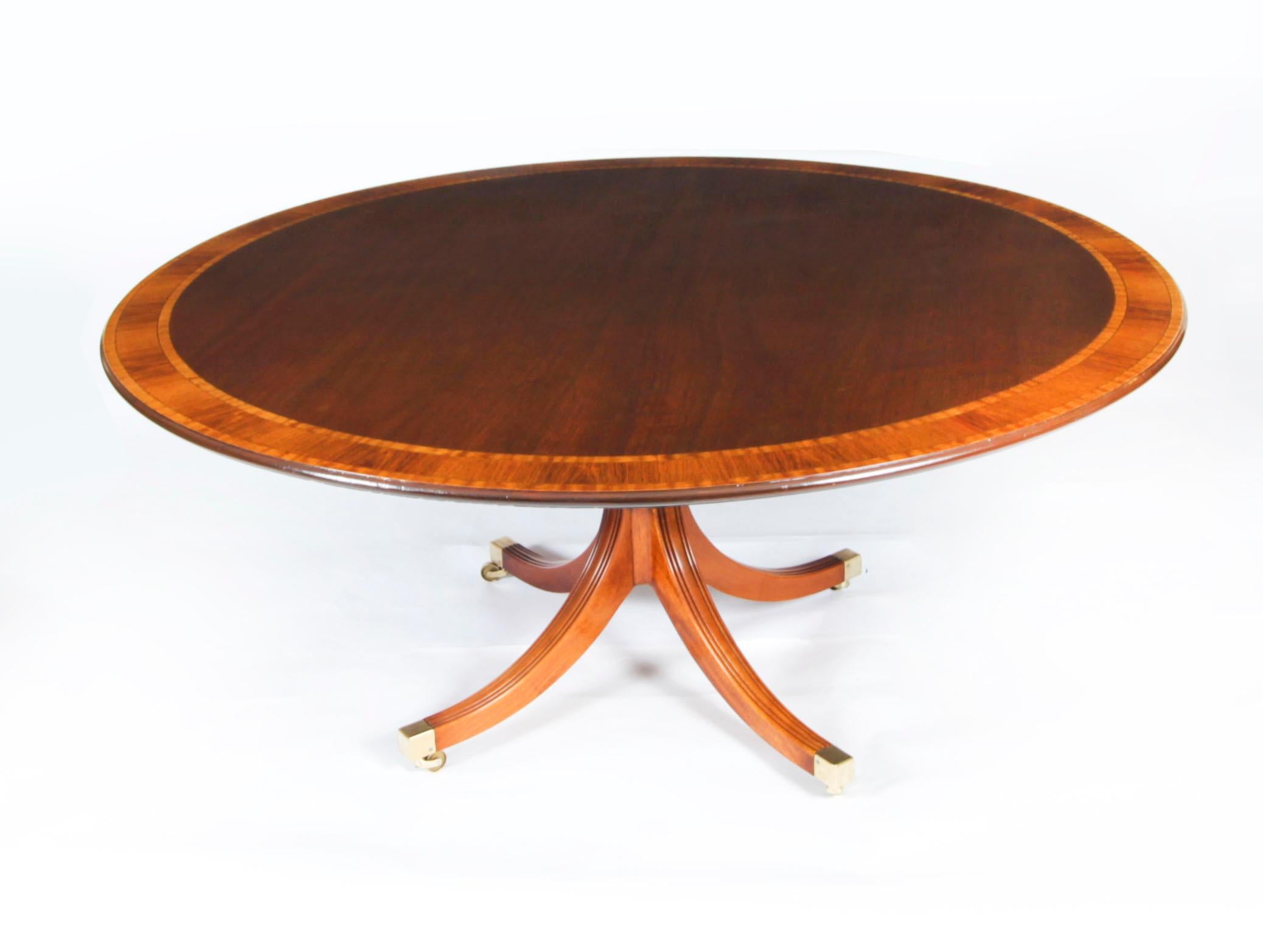 Table de salle à manger vintage de 5 pieds 3 po. de diamètre par William Tillman 20ème siècle Bon état - En vente à London, GB