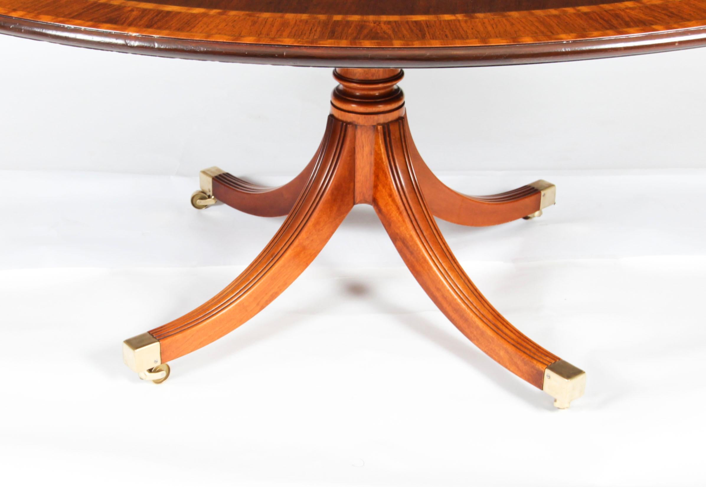 Table de salle à manger vintage de 5 pieds 3 po. de diamètre par William Tillman 20ème siècle en vente 4