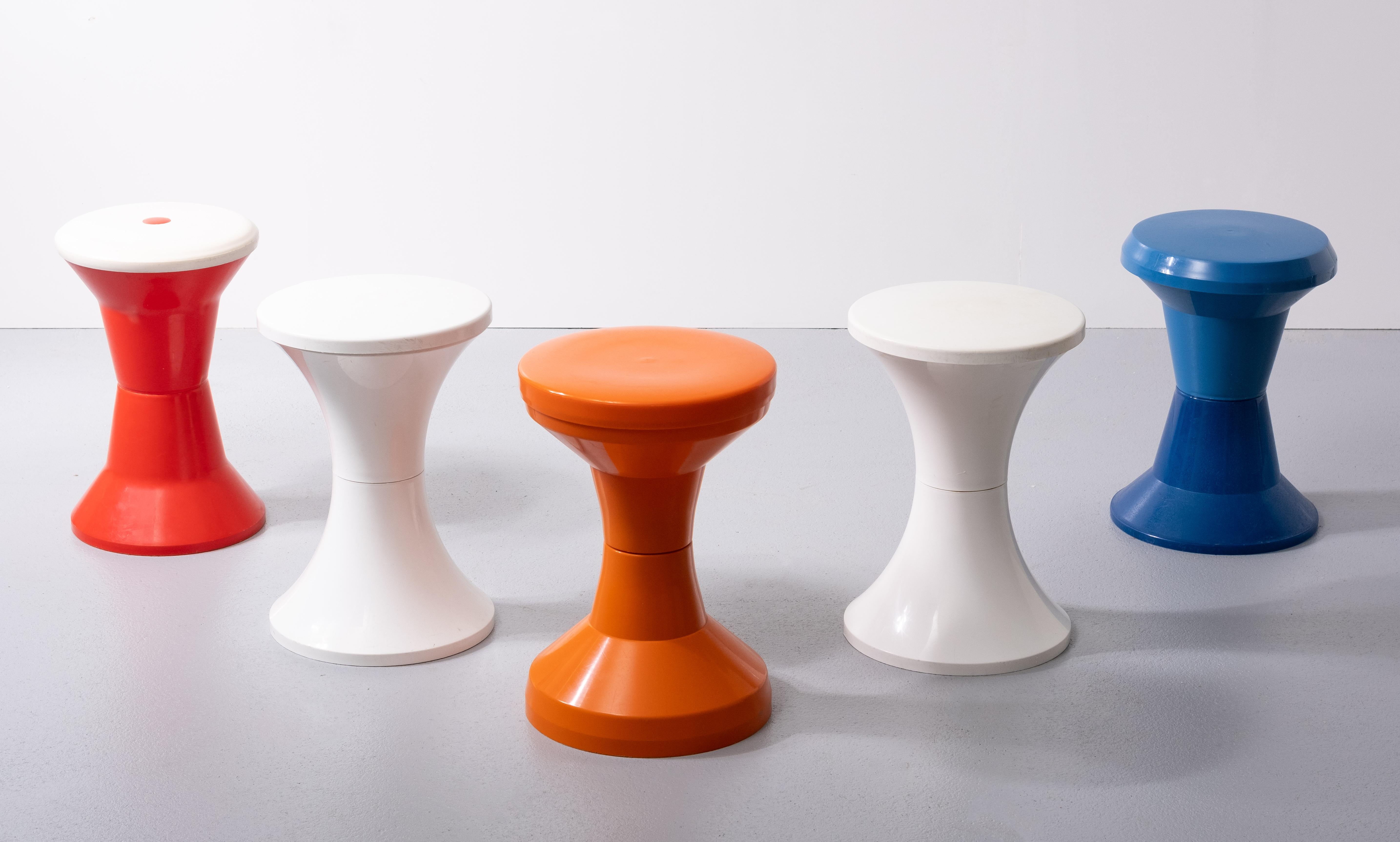 Very nice mix set of vintage plastic Diabolo stools. 5 pieces 3 Giganplast Italy 1970s 2 Tamtam France 1970s. Good condition. signed.


    