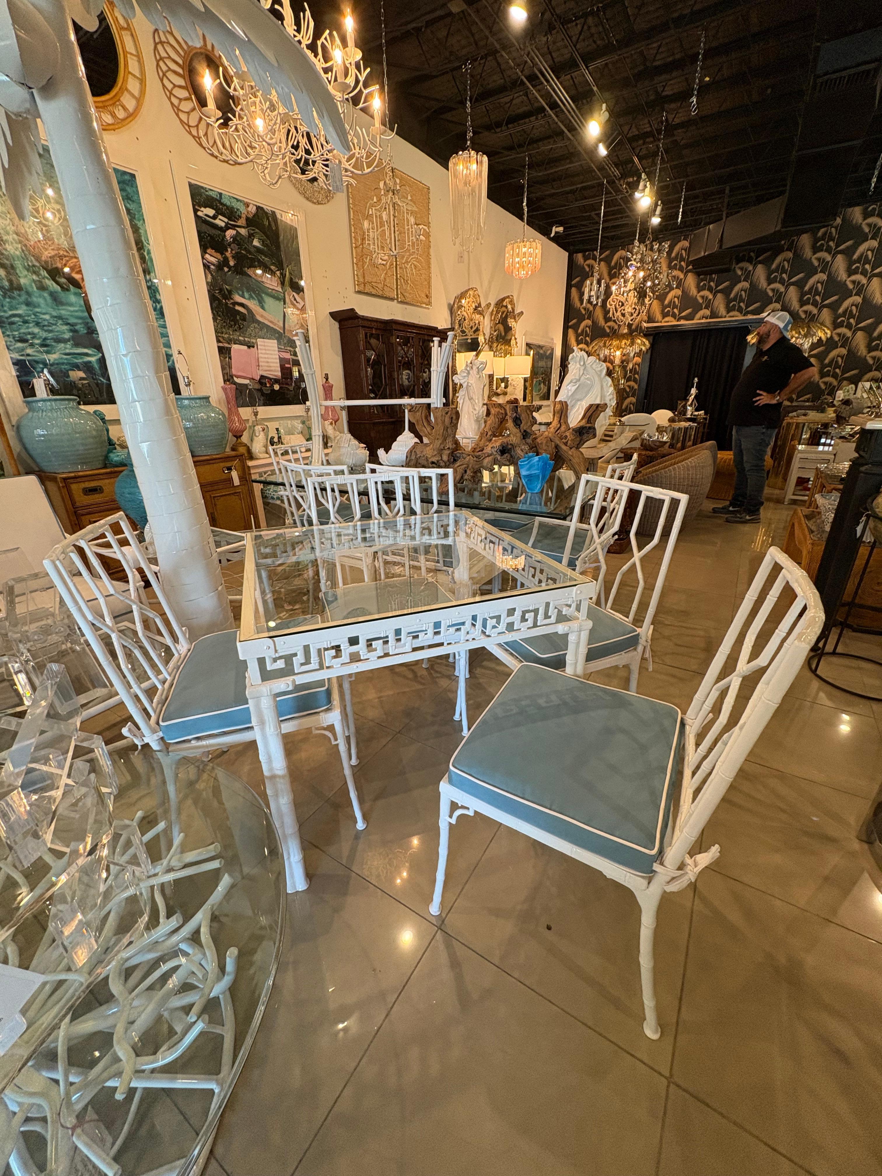 Verniciatura a polvere Vintage 5 Pc Faux Bamboo Greek Key Patio Dining Game Table & Chairs Restaurato in vendita