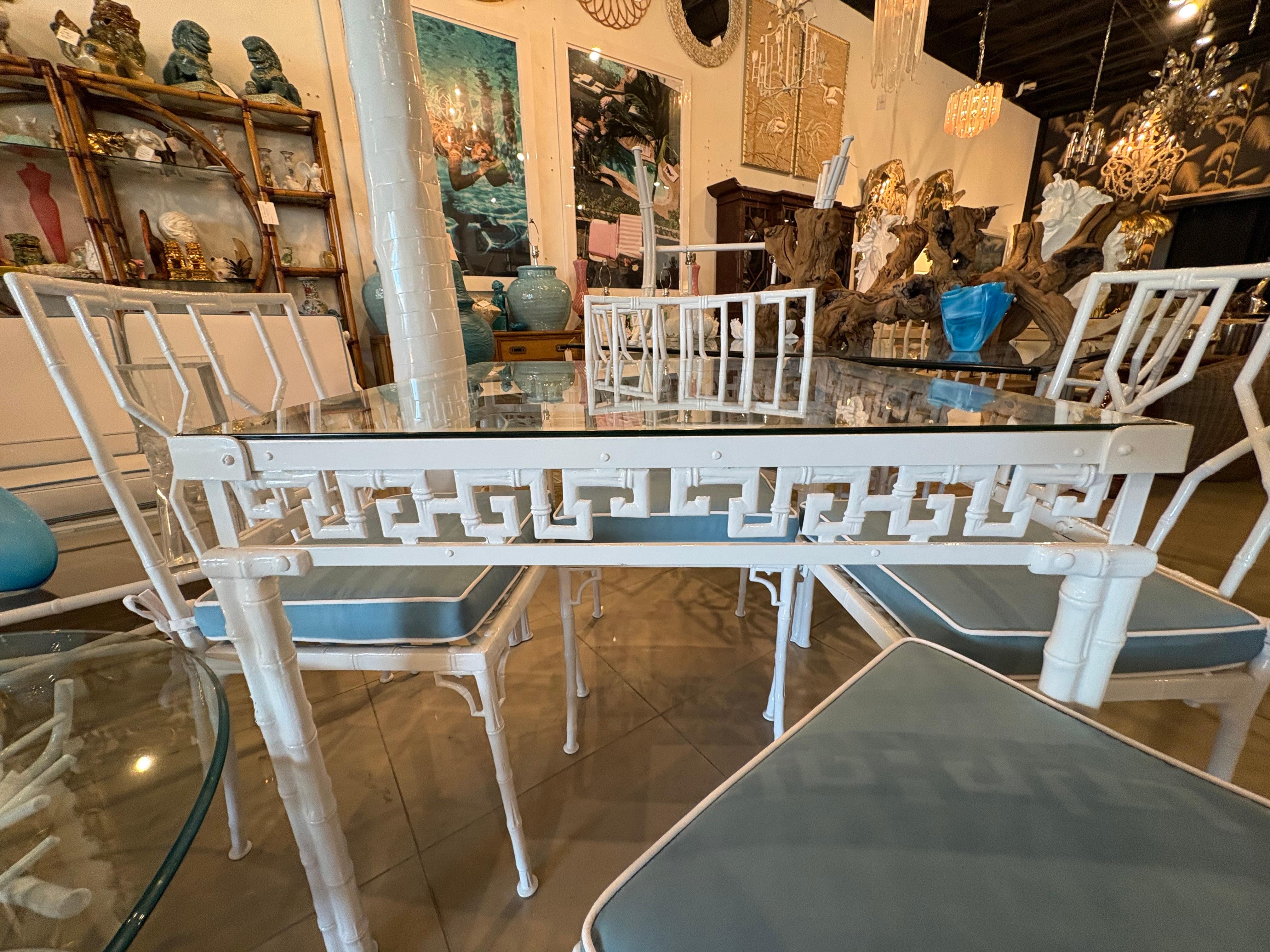 Vintage 5 Pc Faux Bamboo Greek Key Patio Dining Game Table & Chairs Restaurato In condizioni buone in vendita a West Palm Beach, FL