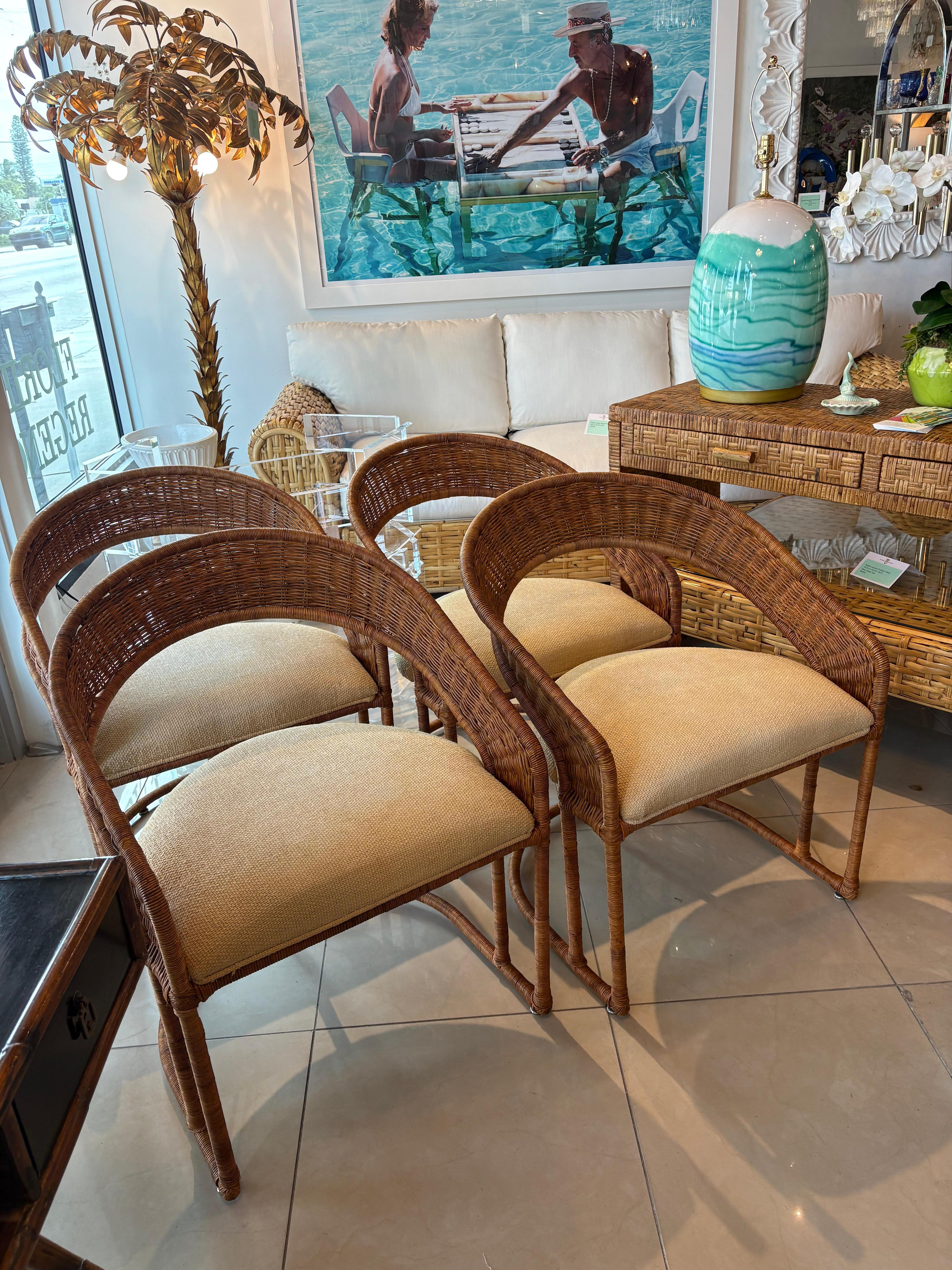 Vintage By 5 Pc. Tavolo da pranzo o da gioco in vimini di rattan e set di sedie a botte in vendita 7