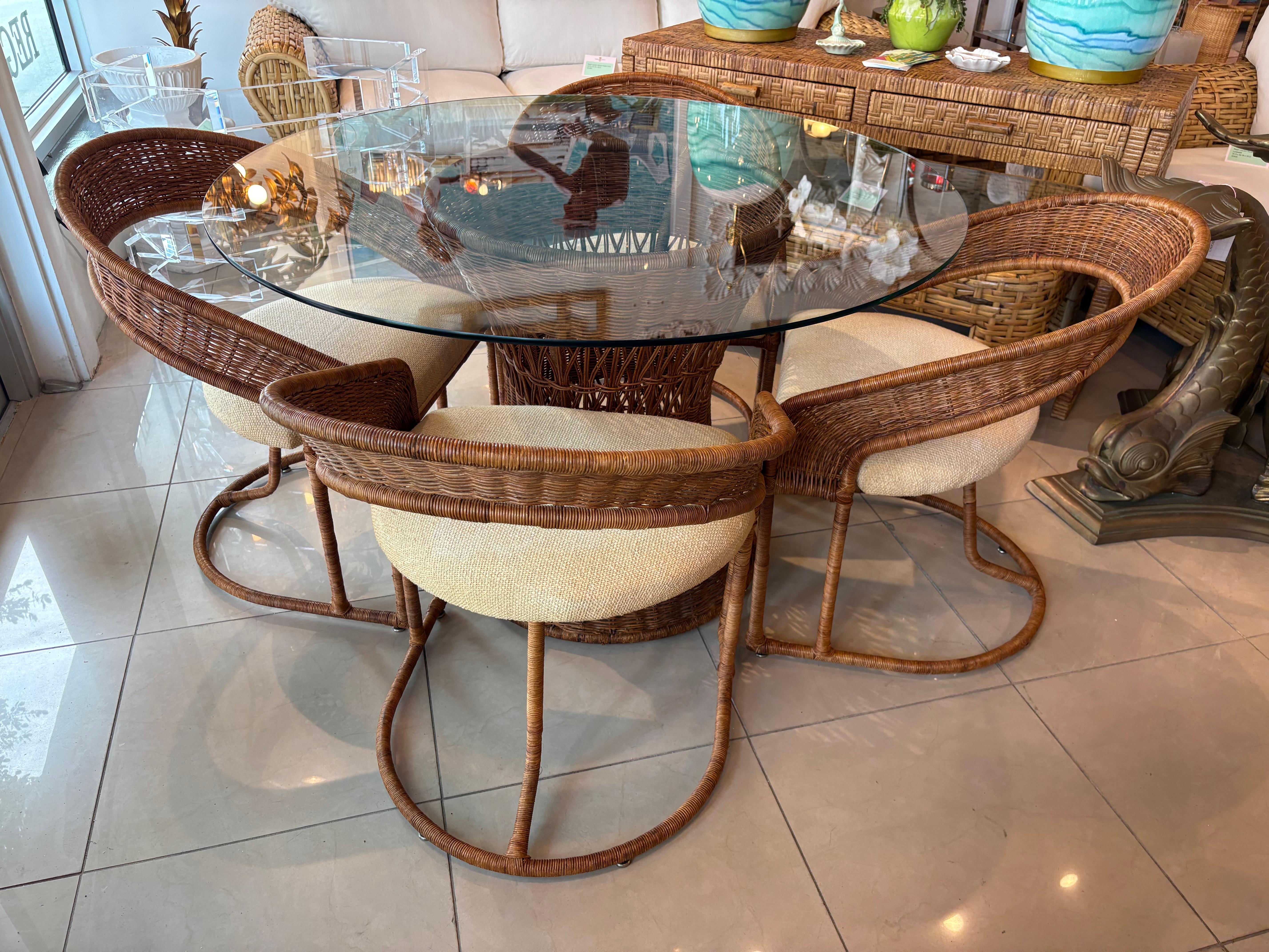 Vintage By 5 Pc. Tavolo da pranzo o da gioco in vimini di rattan e set di sedie a botte In condizioni buone in vendita a West Palm Beach, FL