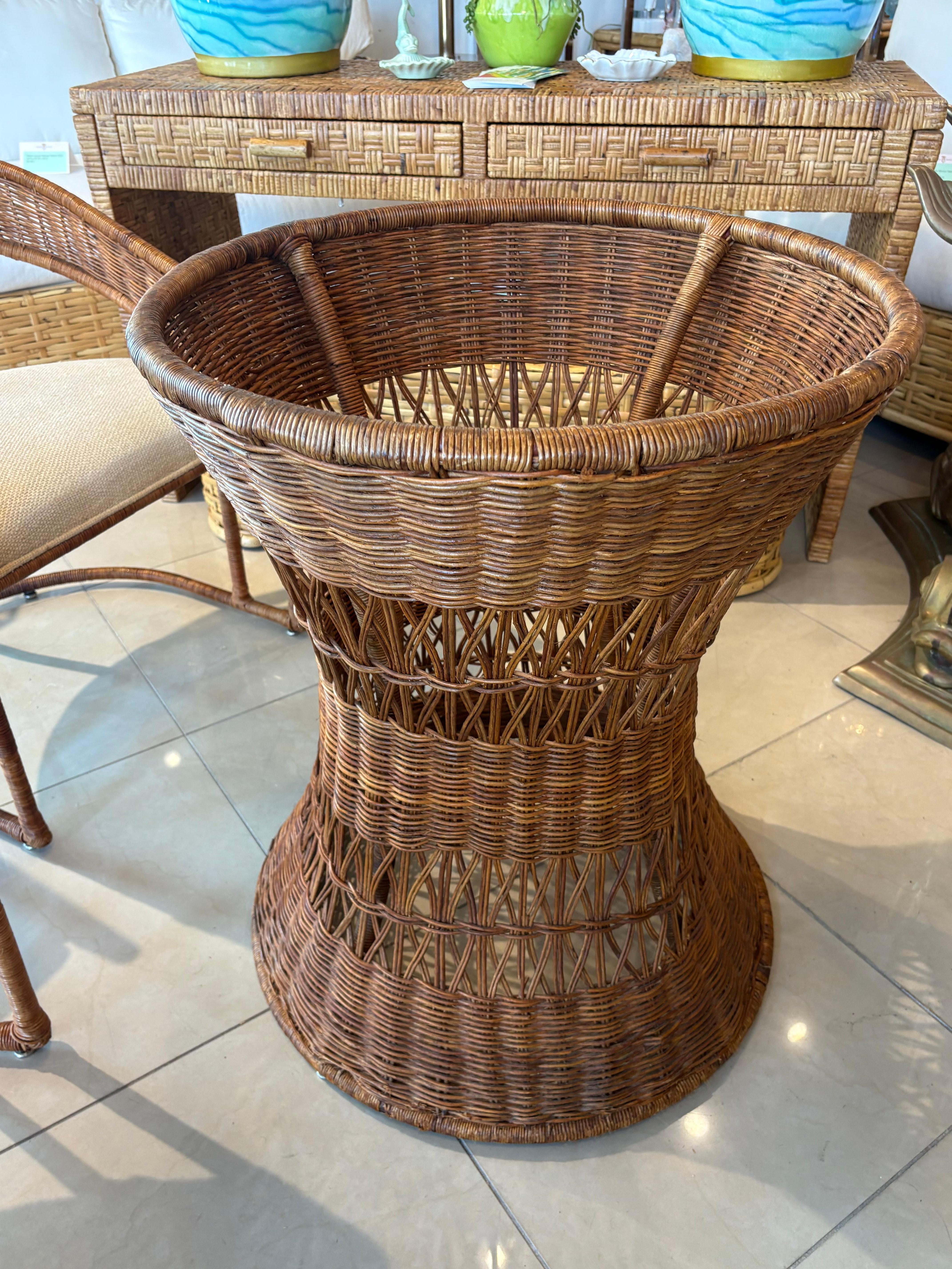 Fine XX secolo Vintage By 5 Pc. Tavolo da pranzo o da gioco in vimini di rattan e set di sedie a botte in vendita