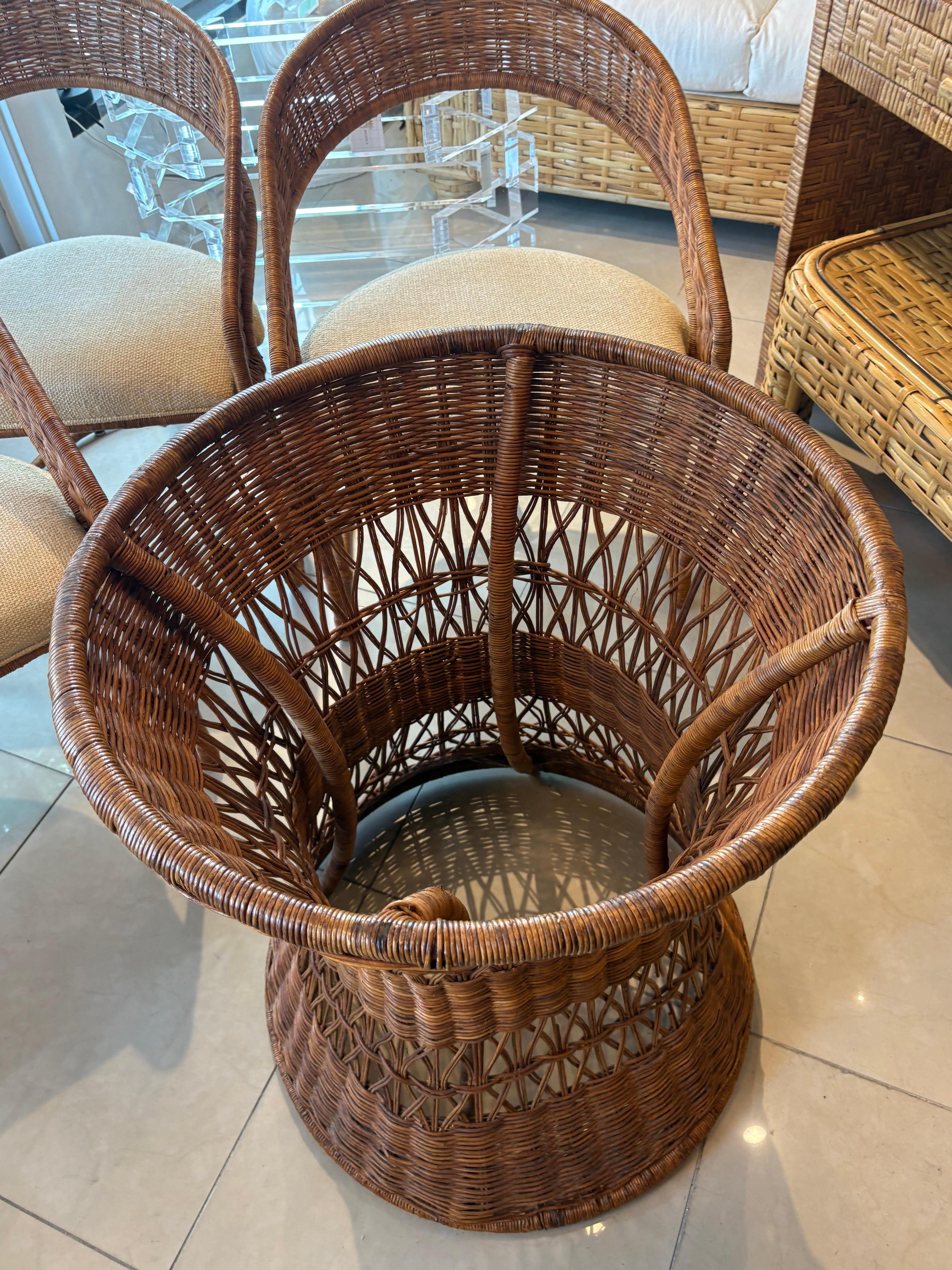 Vimini Vintage By 5 Pc. Tavolo da pranzo o da gioco in vimini di rattan e set di sedie a botte in vendita