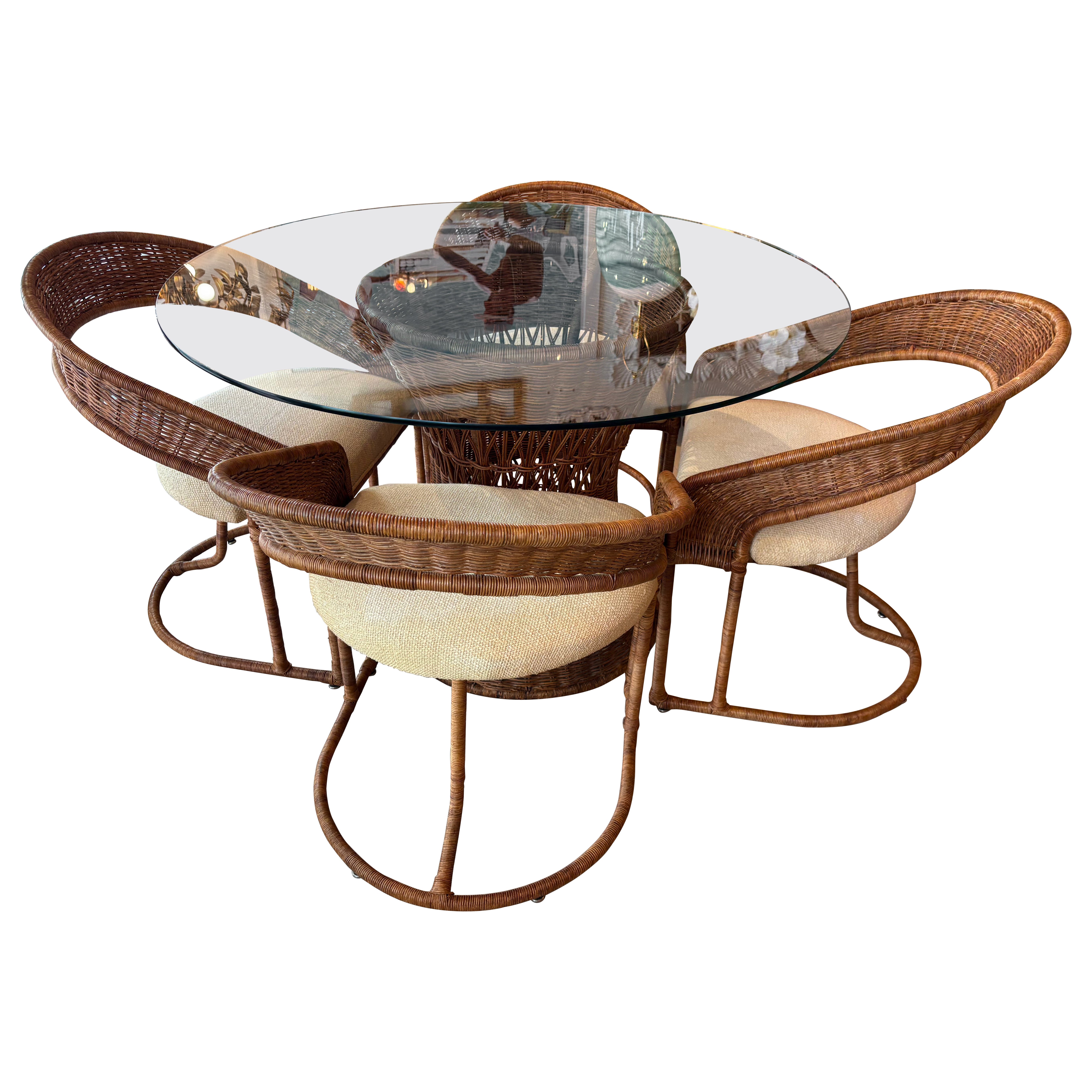 Vintage By 5 Pc. Tavolo da pranzo o da gioco in vimini di rattan e set di sedie a botte in vendita