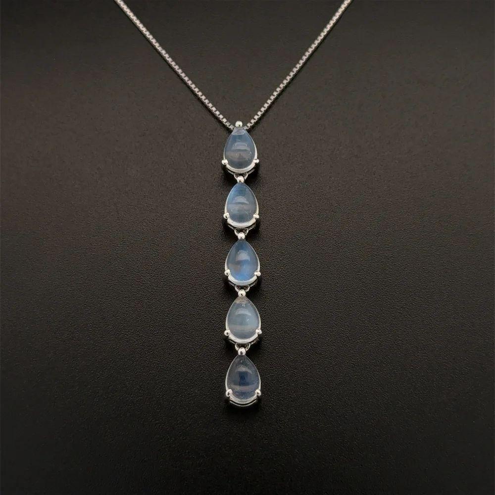Tout simplement magnifique ! Collier vintage avec pendentif en or en forme de pierre de lune. Comprenant 5 pierres de lune poires, pesant environ 1.50tcw. Suspendu à une chaîne en or blanc. Monture en or blanc 18K travaillée à la main. Approx. 18
