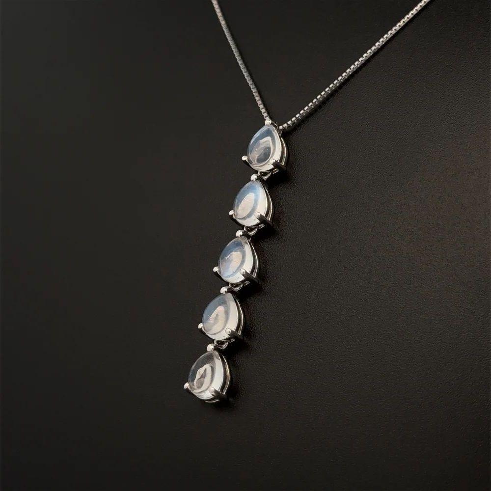 Taille poire Vintage 5 Pear Moonstone Gold Drop Necklace en vente