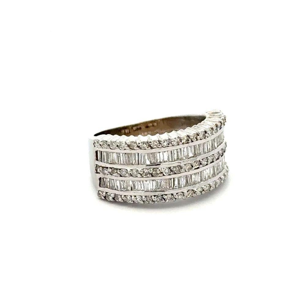Semplicemente bello! Anello d'oro vintage Oscar Worthy con diamanti tondi e baguette da 9,5 mm. Cinque file incastonate saldamente a mano con diamanti rotondi e baguette. Montatura in oro bianco 18K realizzata a mano. Anello misura 5, offriamo il