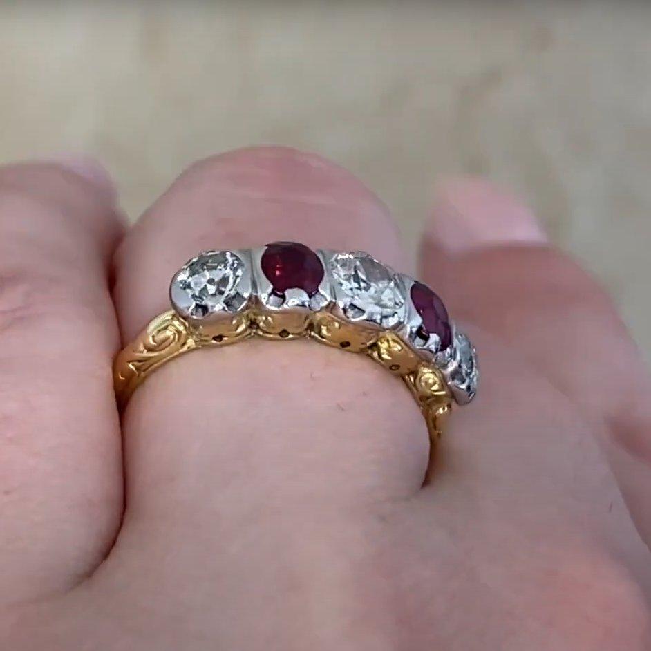Taglio antico europeo Anello di fidanzamento vintage con 5 pietre di diamante (circa 1 carato) e rubino, oro giallo in vendita