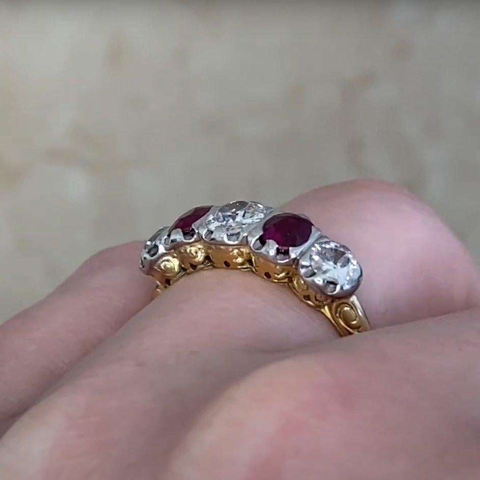 Anello di fidanzamento vintage con 5 pietre di diamante (circa 1 carato) e rubino, oro giallo In condizioni ottime in vendita a New York, NY