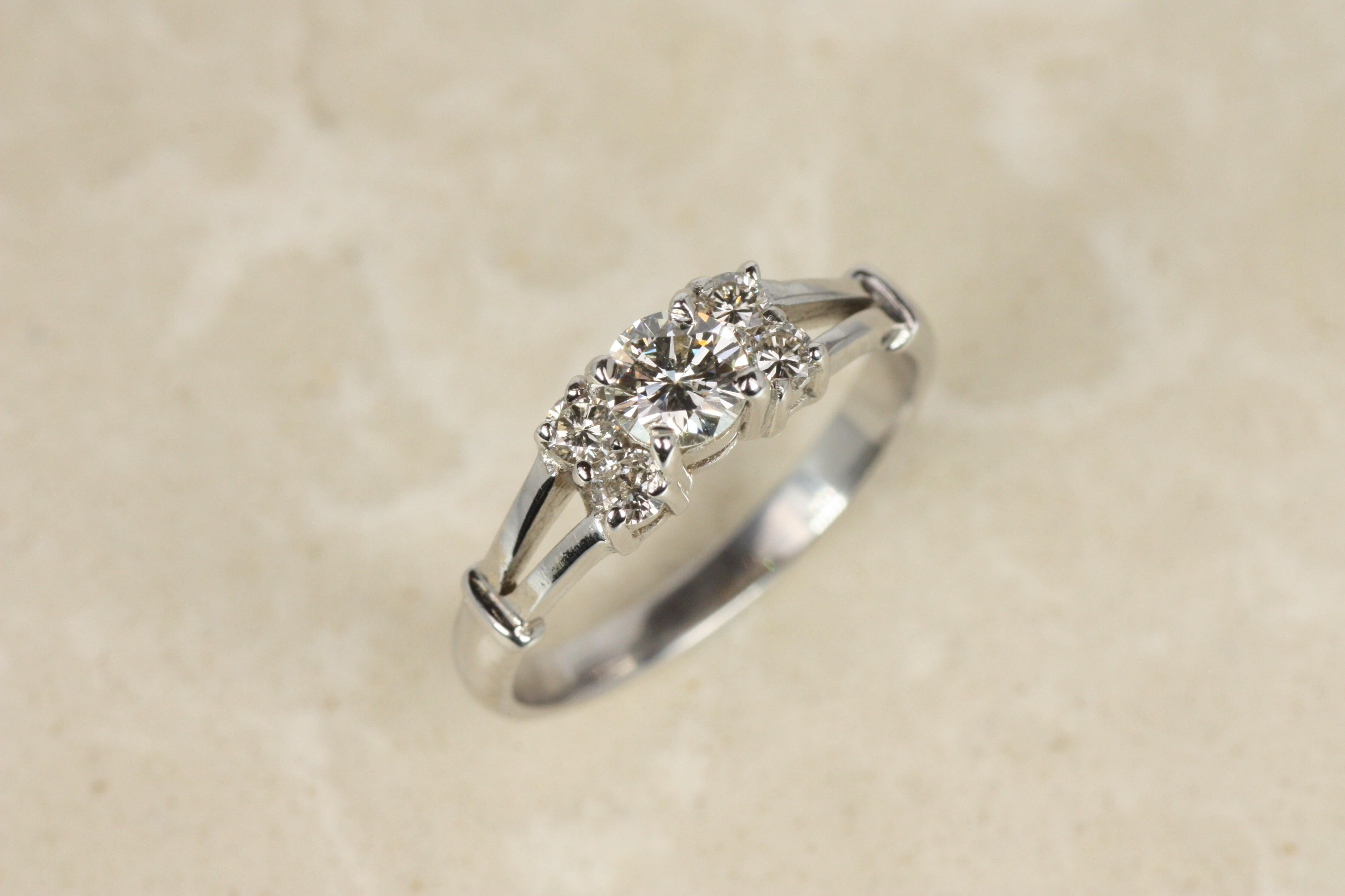 Moderne Bague de fiançailles vintage à 5 pierres - 0,41ct de diamants ronds en vente