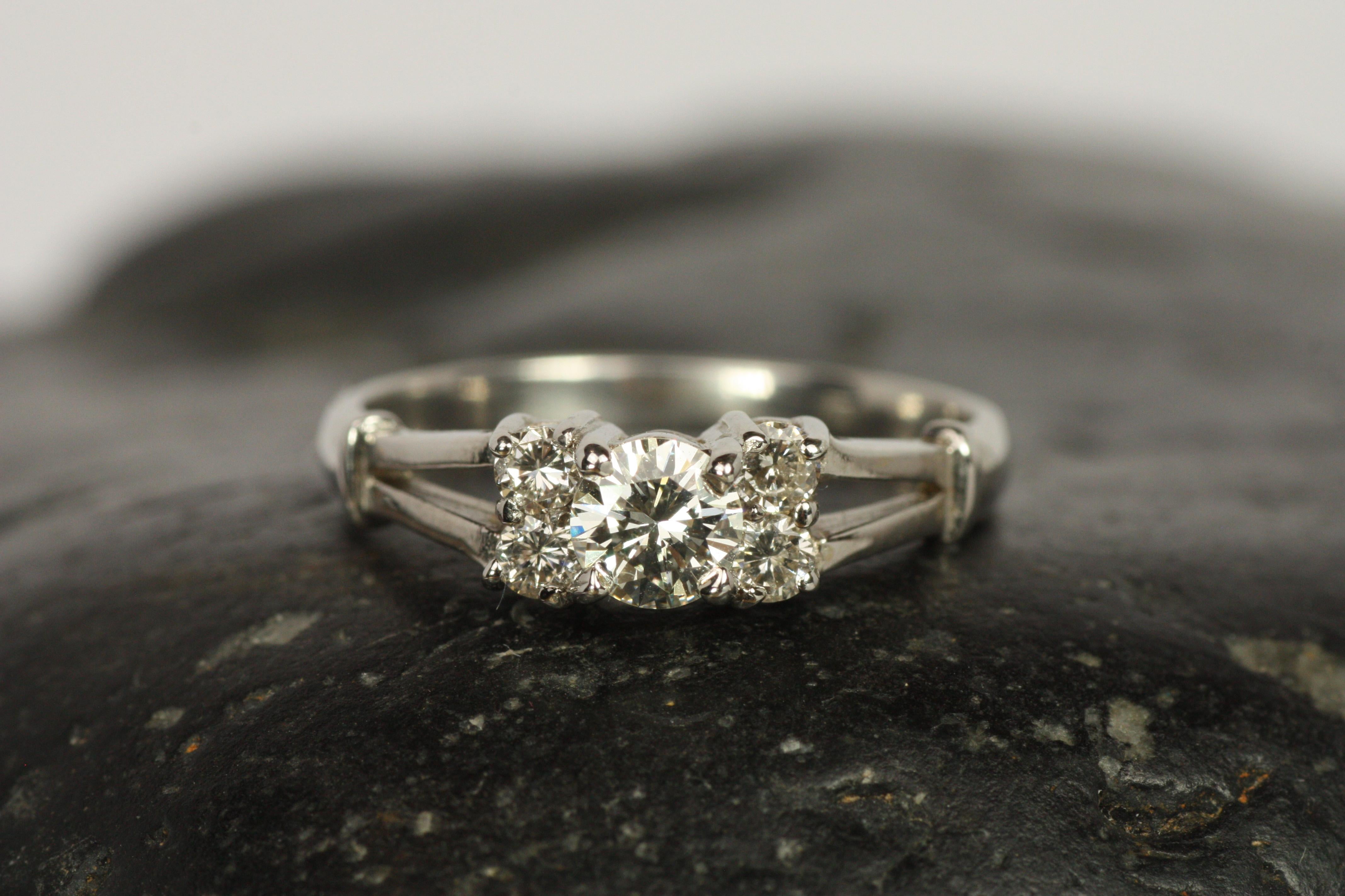 Taille ronde Bague de fiançailles vintage à 5 pierres - 0,41ct de diamants ronds en vente