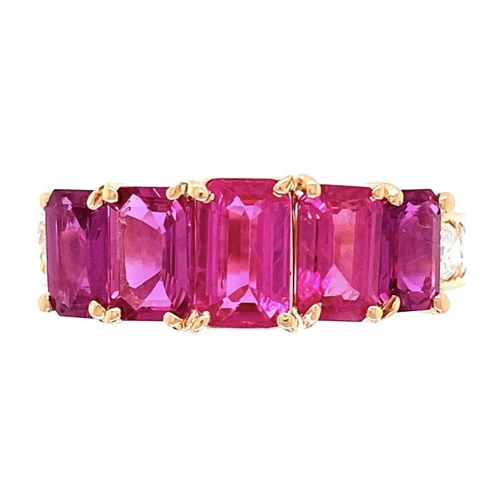 Anillo vintage de oro con 5 piedras de rubí y diamantes Estate Fine Jewelry en venta 4
