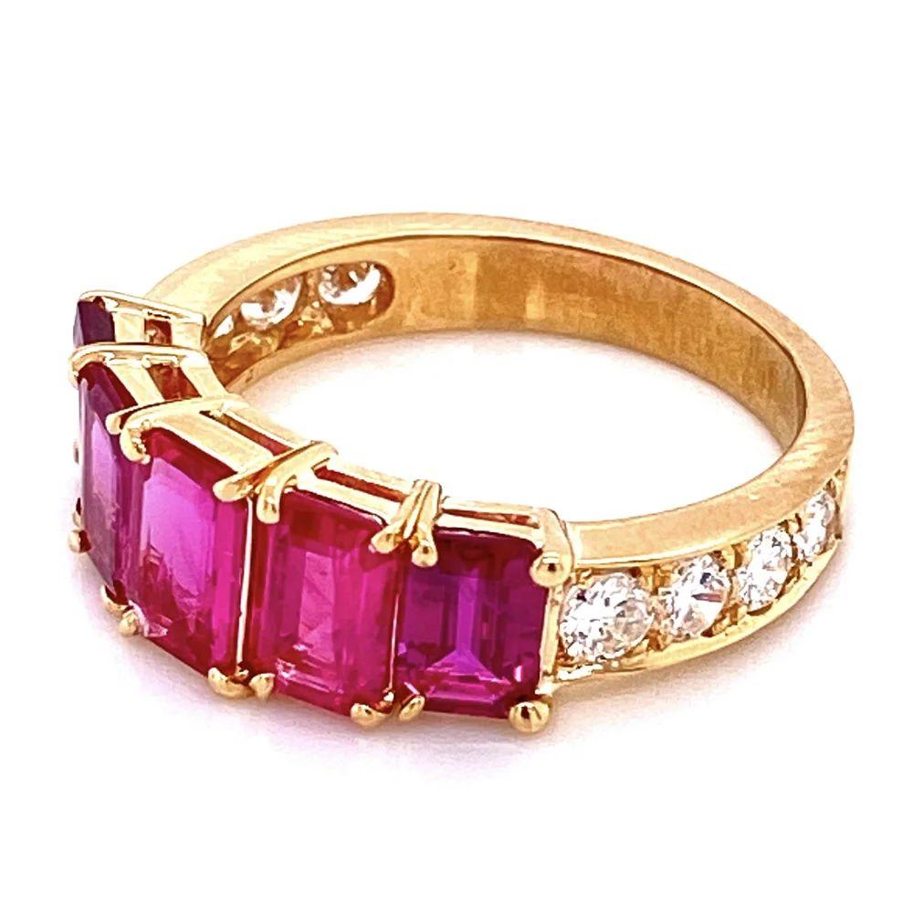 Vintage 5-Stone Ruby and Diamond Gold Band Ring Estate Fine Jewelry In Excellent Condition For Sale In Montreal, QC