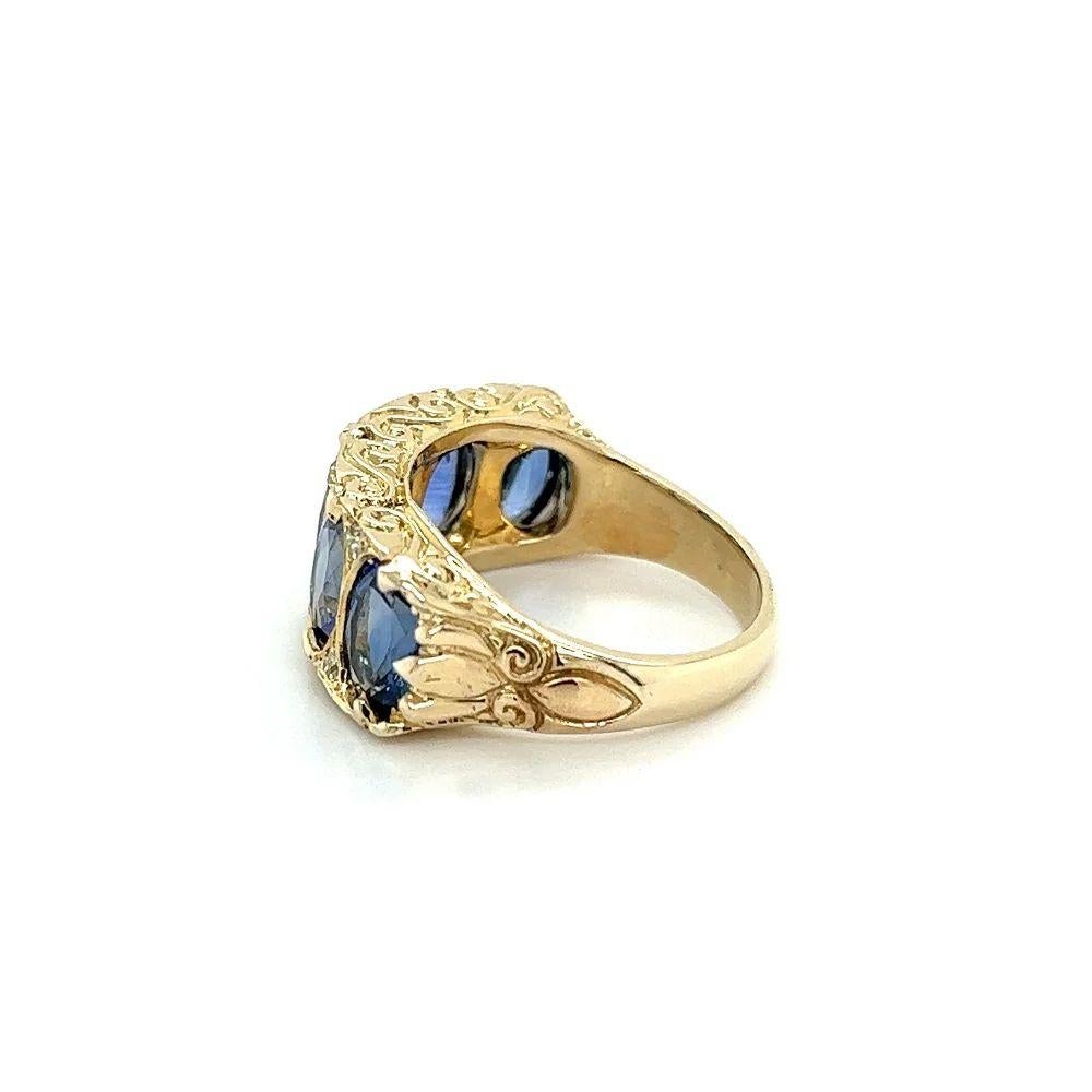 Vintage 5 Stone Sapphire and Diamond Engraved Gold Band Ring In Excellent Condition For Sale In Montreal, QC