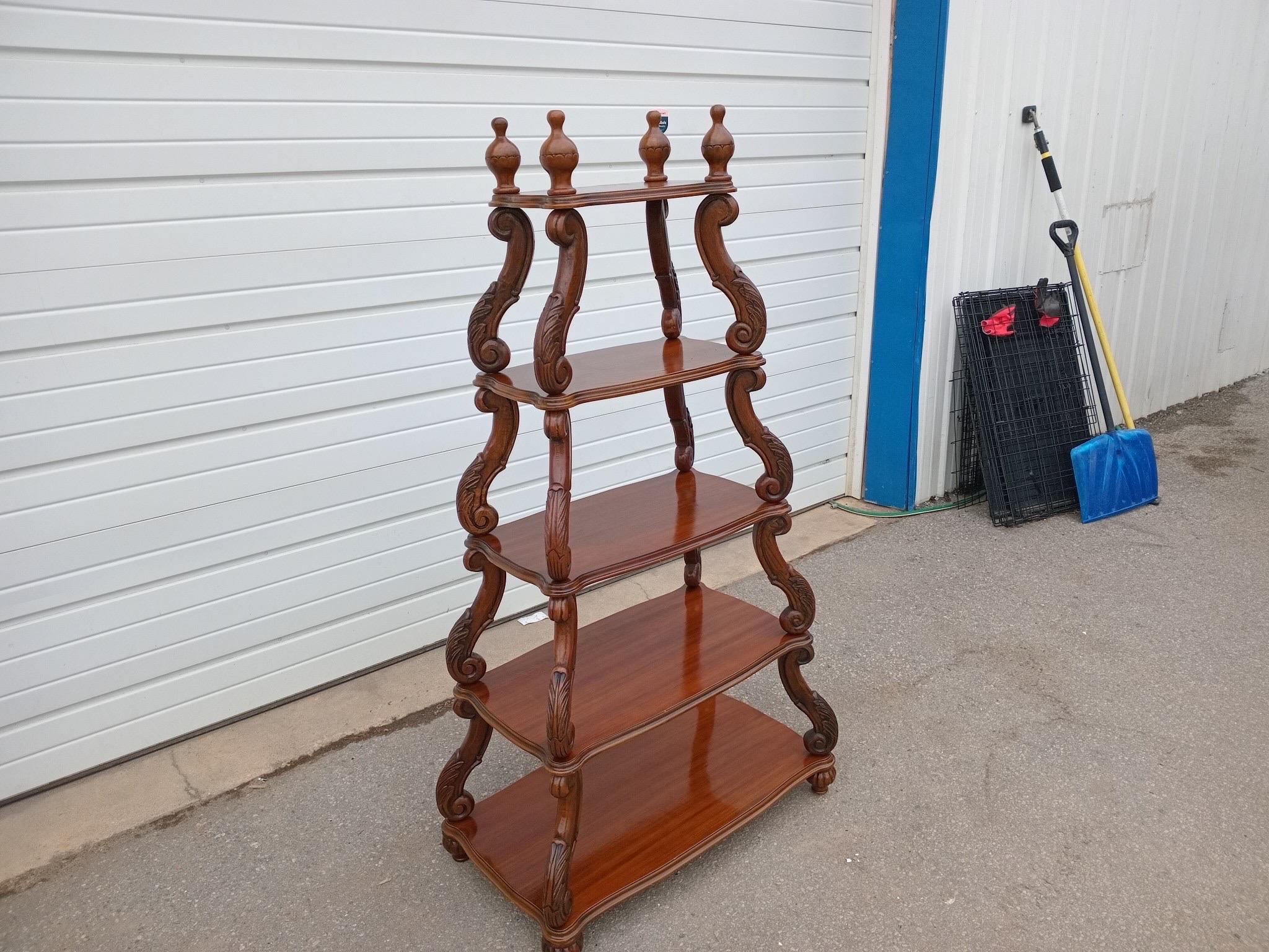Scaffale/libreria vintage a 5 piani in noce intagliato

In offerta c'è una bellissima mensola Etegere vintage. Questo pezzo è realizzato in noce e presenta cinque ripiani/piani aperti su tutti i lati. Questo pezzo è un complemento d'arredo di grande