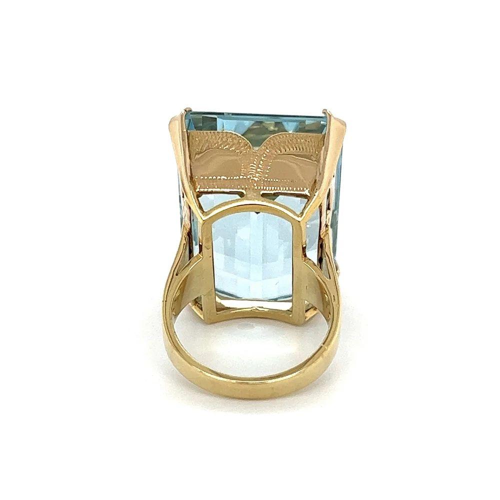 Vintage 50 Carat Emerald Cut Aquamarine Solitaire Cocktail Gold Ring In Excellent Condition For Sale In Montreal, QC