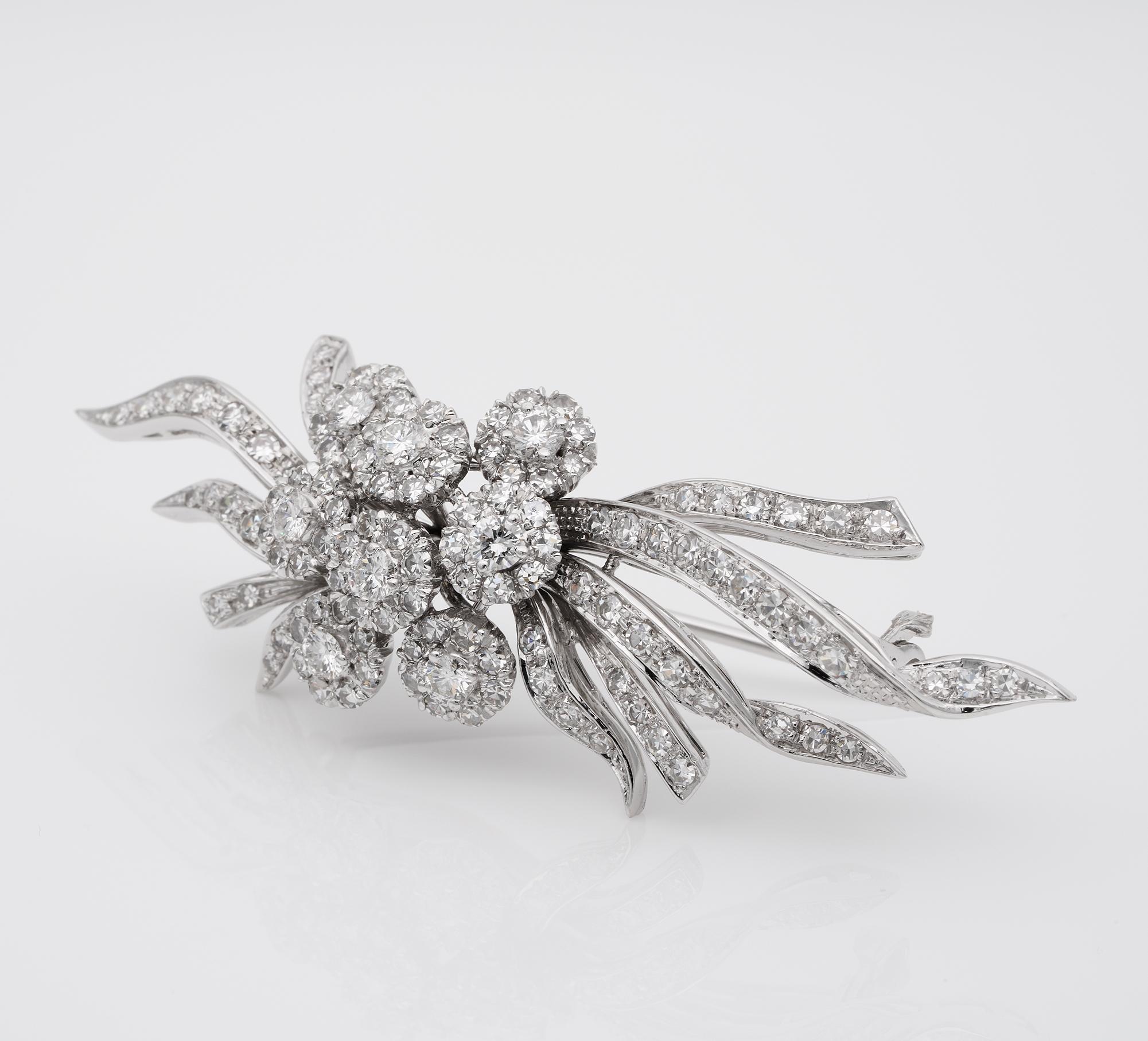 Vintage 5.0 Ct Diamond Flower Spray brooch 18 KT  In Excellent Condition For Sale In Napoli, IT