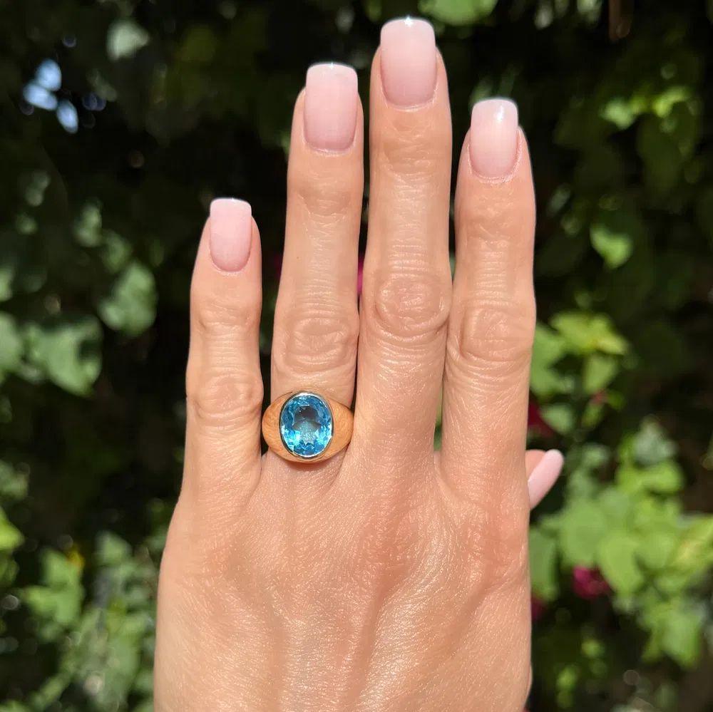 Modernista Anello d'oro solitario con castone da 5,00 carati di topazio blu ovale vintage in vendita