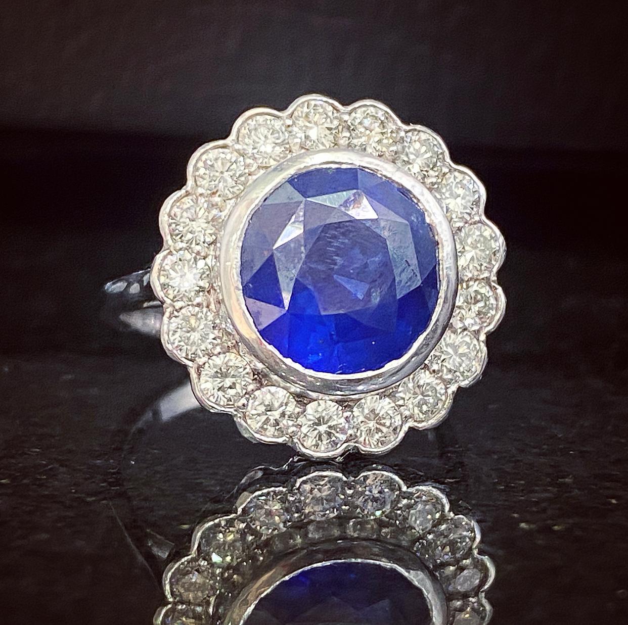 Vintage 5.00 Carat Sapphire and Diamond Halo Ring, circa 1970s For Sale 2