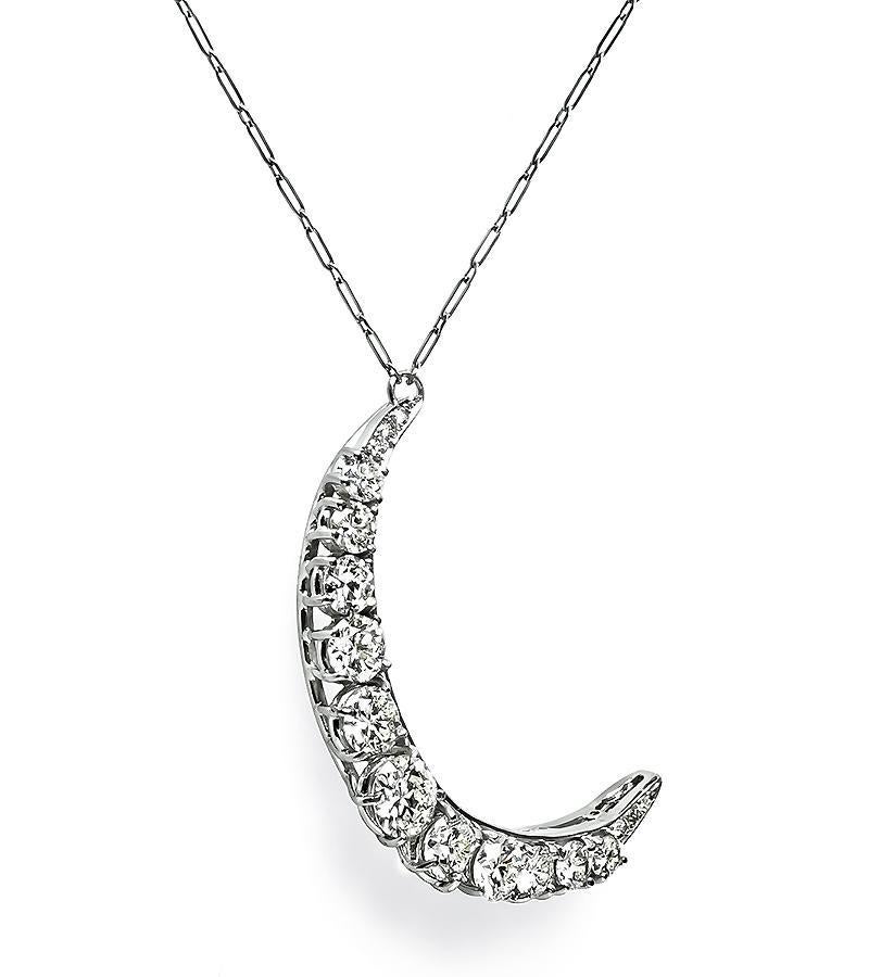 Se trata de un increíble collar colgante de media luna de platino de los años 50. El colgante está engastado con brillantes diamantes de talla redonda que pesan aproximadamente 5.00 ct. El color de estos diamantes es G-H con claridad VS. El colgante