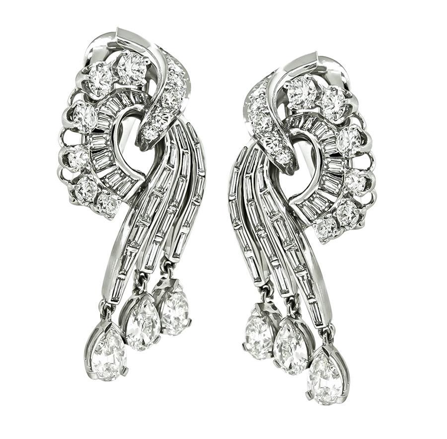 Se trata de un precioso par de pendientes de platino de los años 50. Los pendientes llevan brillantes diamantes talla pera, baguette y redonda que pesan aproximadamente 5,00 ct. El color de estos diamantes es F con claridad VS. Los pendientes miden