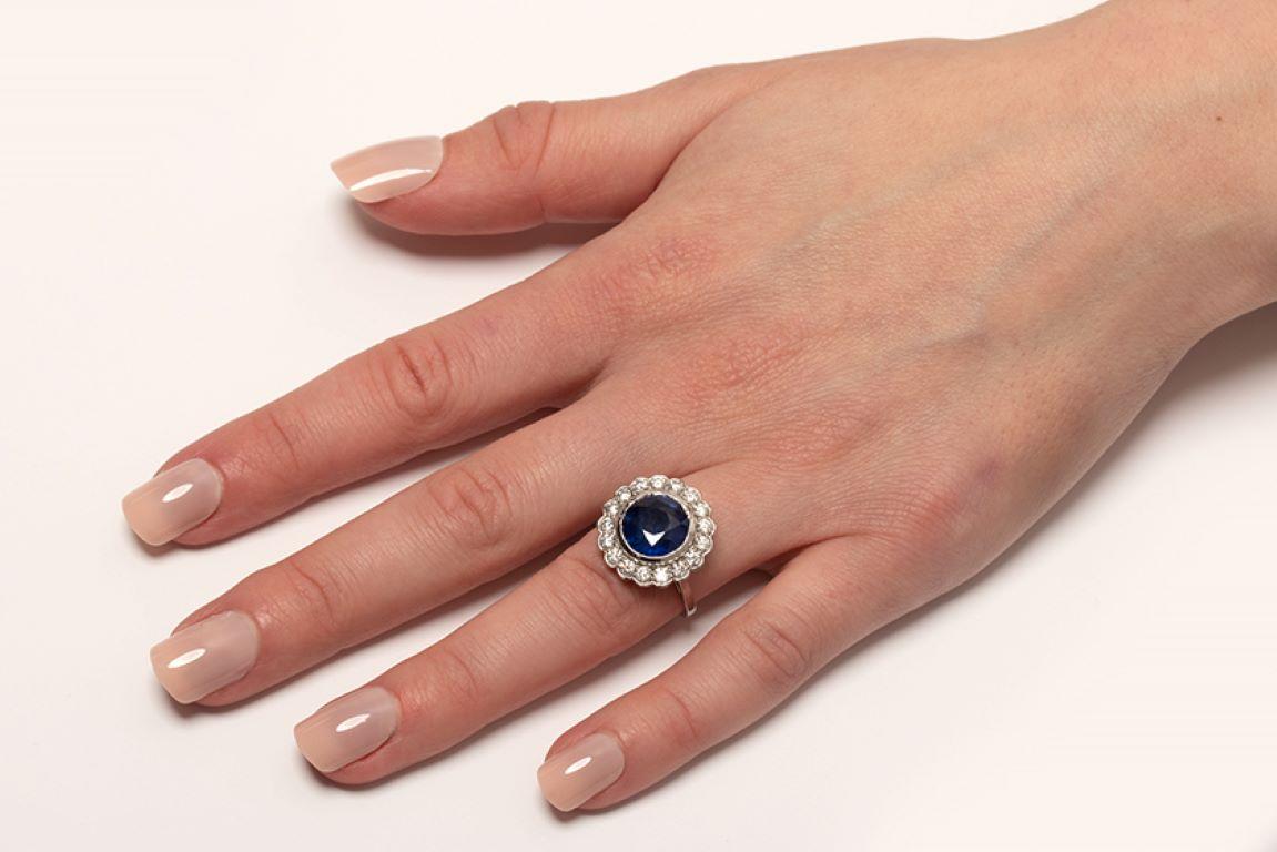Vintage 5.00 Carat Sapphire and Diamond Halo Ring, circa 1970s For Sale 1
