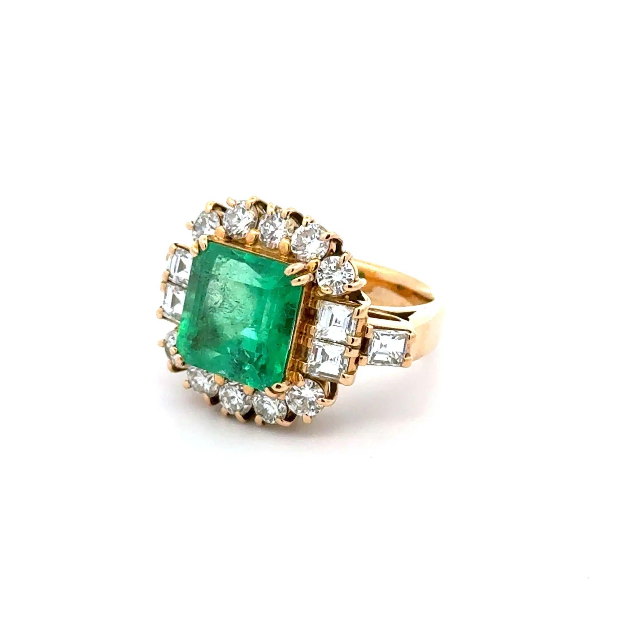 Vintage 5,03 Karat Quadratischer Smaragd-Schliff Smaragd GIA und Diamant Gold Ring im Angebot 2