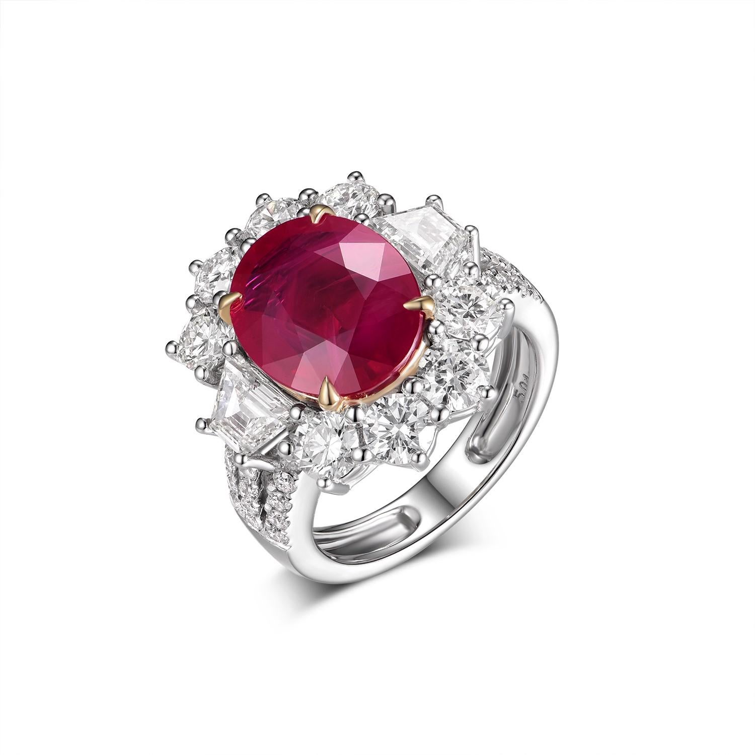 Erleben Sie die Faszination unseres Rings mit 5,04 Karat burmesischem Rubin und Diamanten. Dieses zeitgenössische Meisterwerk aus 18 Karat Weißgold zeigt ein  ruby mit einem Bericht des GRS Swiss Lab. Der tiefrote Farbton des burmesischen Rubins von