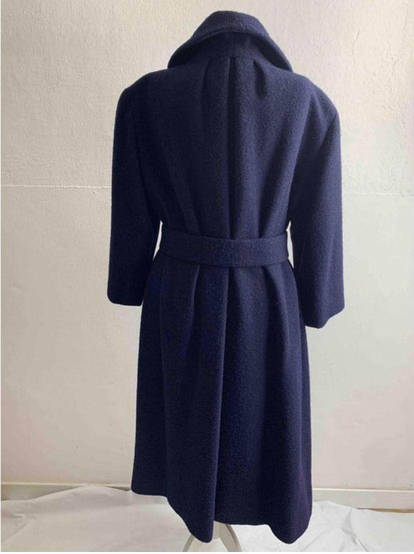 Christian Dior vintage 50er Jahre nummerierter Mantel. 
Aus blauer Schurwolle, von Hand verarbeitet. Dreiviertel-Ärmel mit Martingal auf dem Rücken und ein Spiel von Pence an der Taille. Sie wird intern geschlossen.
Es hat keine Größenangabe,