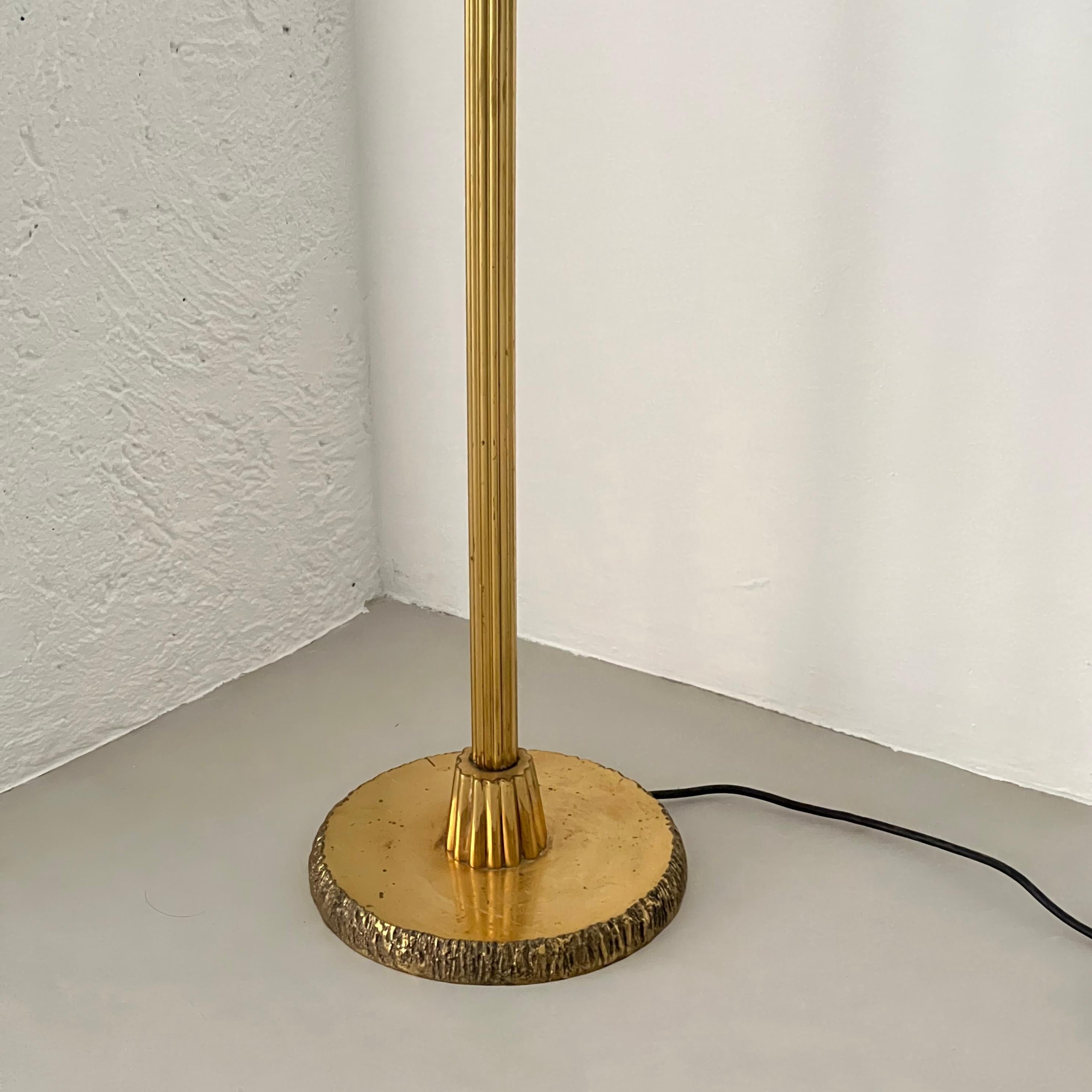 Vintage 50s Italian brass sculptural floor lamp, heart shaped shade, bark finish In Good Condition For Sale In Milano, IT