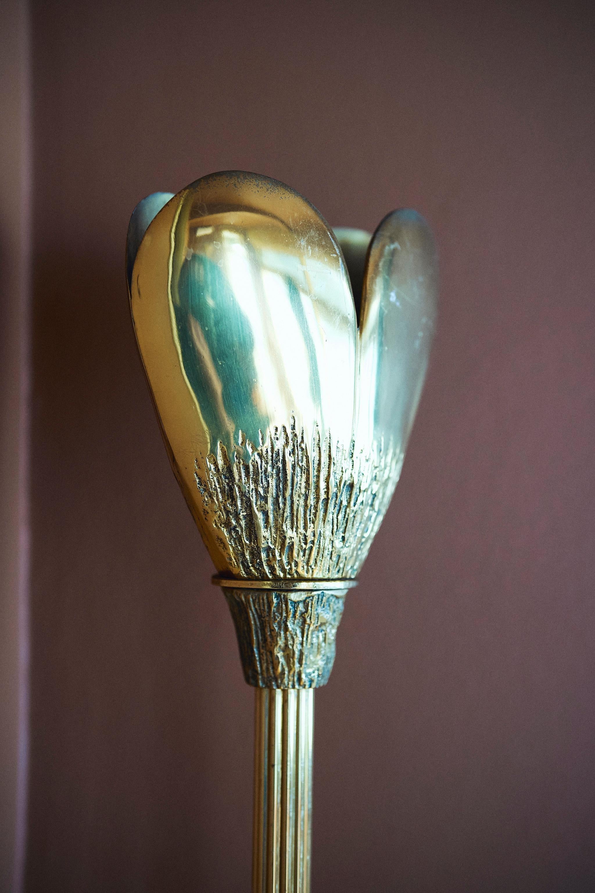 Vintage 50s Italian brass sculptural floor lamp, heart shaped shade, bark finish For Sale 4