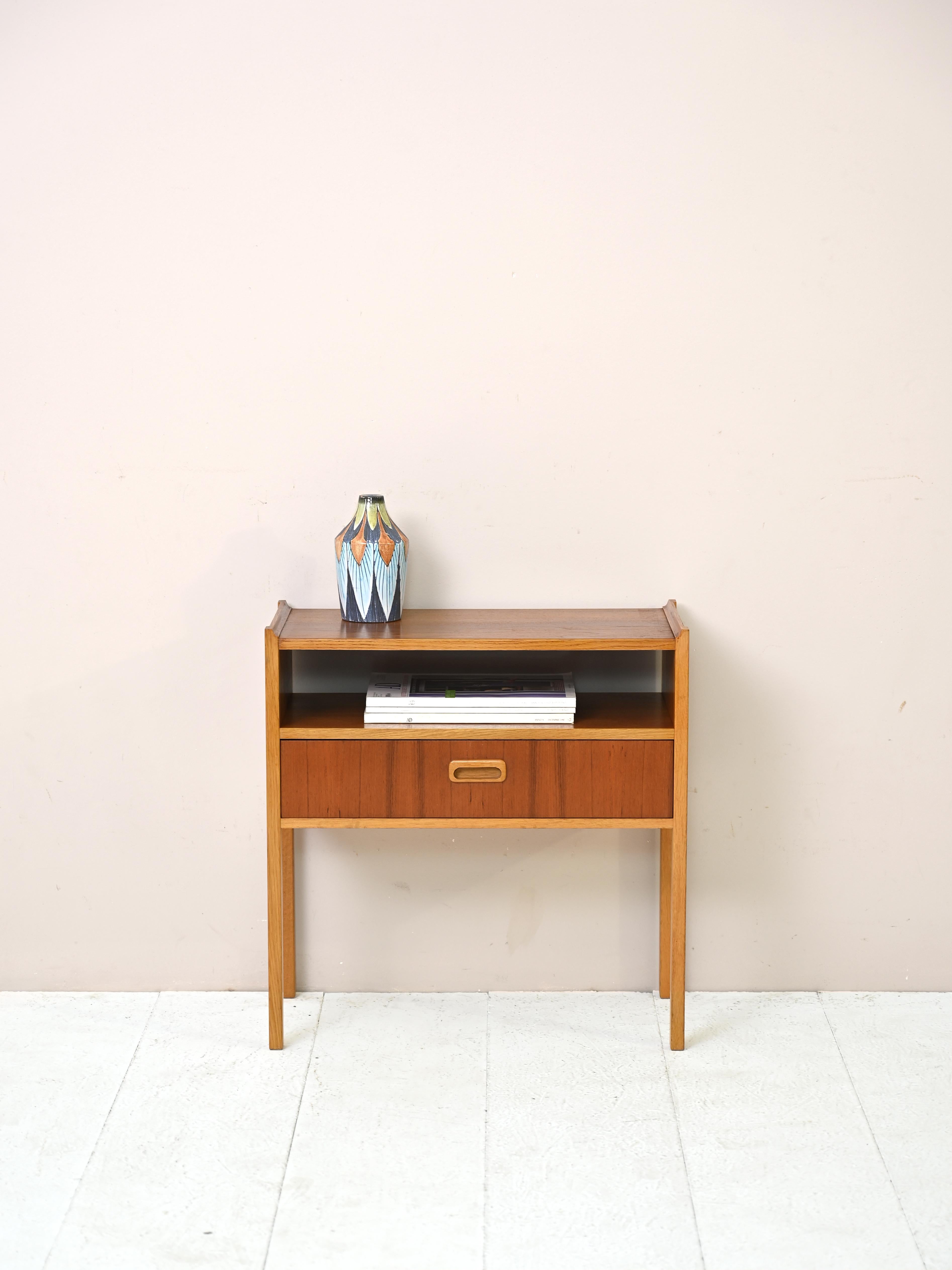 Scandinavian vintage teak nightstand. 

Regular, tapered lines for this 1950s nightstand with timeless beauty.

Equipped with a drawer and a useful shelf, it will be a must-have addition to the bedroom.

Good condition. May show some signs of