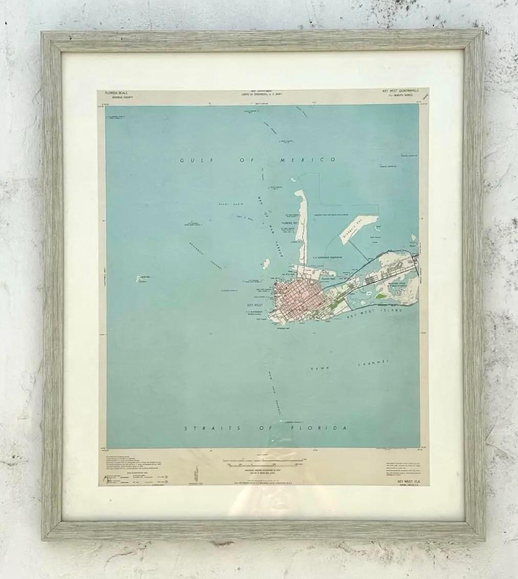 Ein fabelhaftes Vintage Coastal Original topographische Karte. Ein Blick auf die Florida Keys und die umliegenden Gewässer. Teil eines Trios von drei Karten. Alle drei sind auf meiner Chairish-Seite erhältlich und bilden ein wunderschönes Set. Wurde