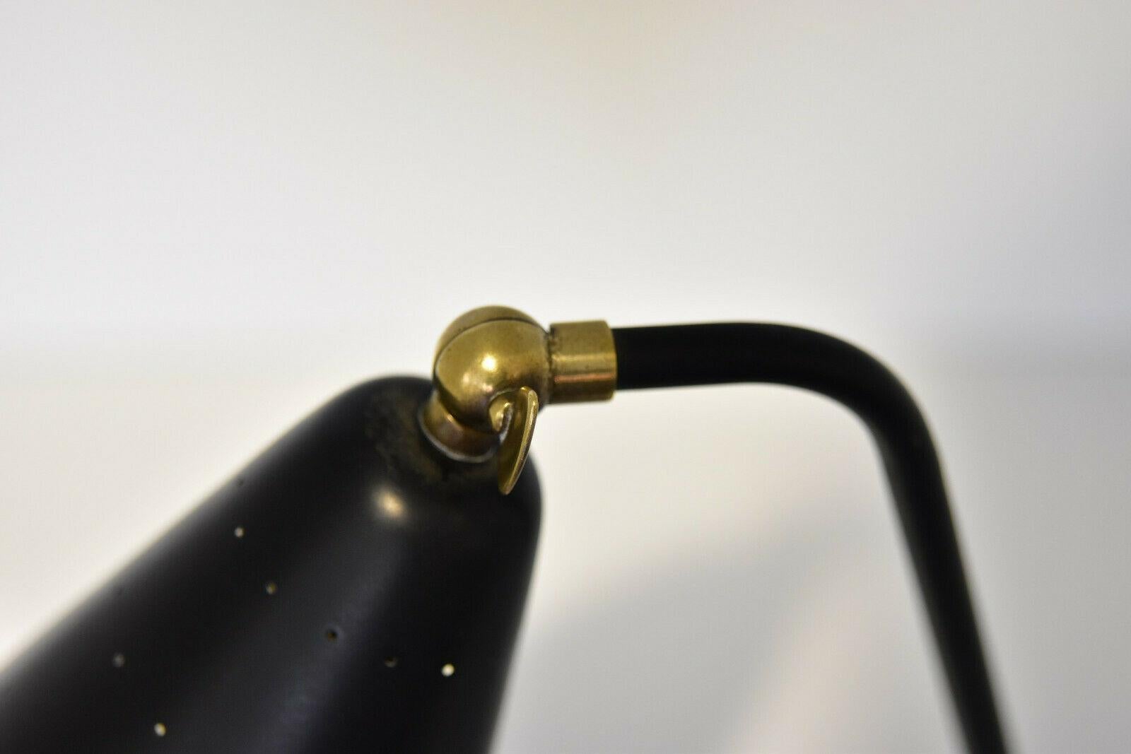 Nice vintage 1950s Svend Aage Holm Sørensen table / wall lamp. Original black colored shade. Shade adjustable and with the brass ring at the base also to use as wall lamp. The brass items are polished. Electric is redone with E26/27 Edison screw
