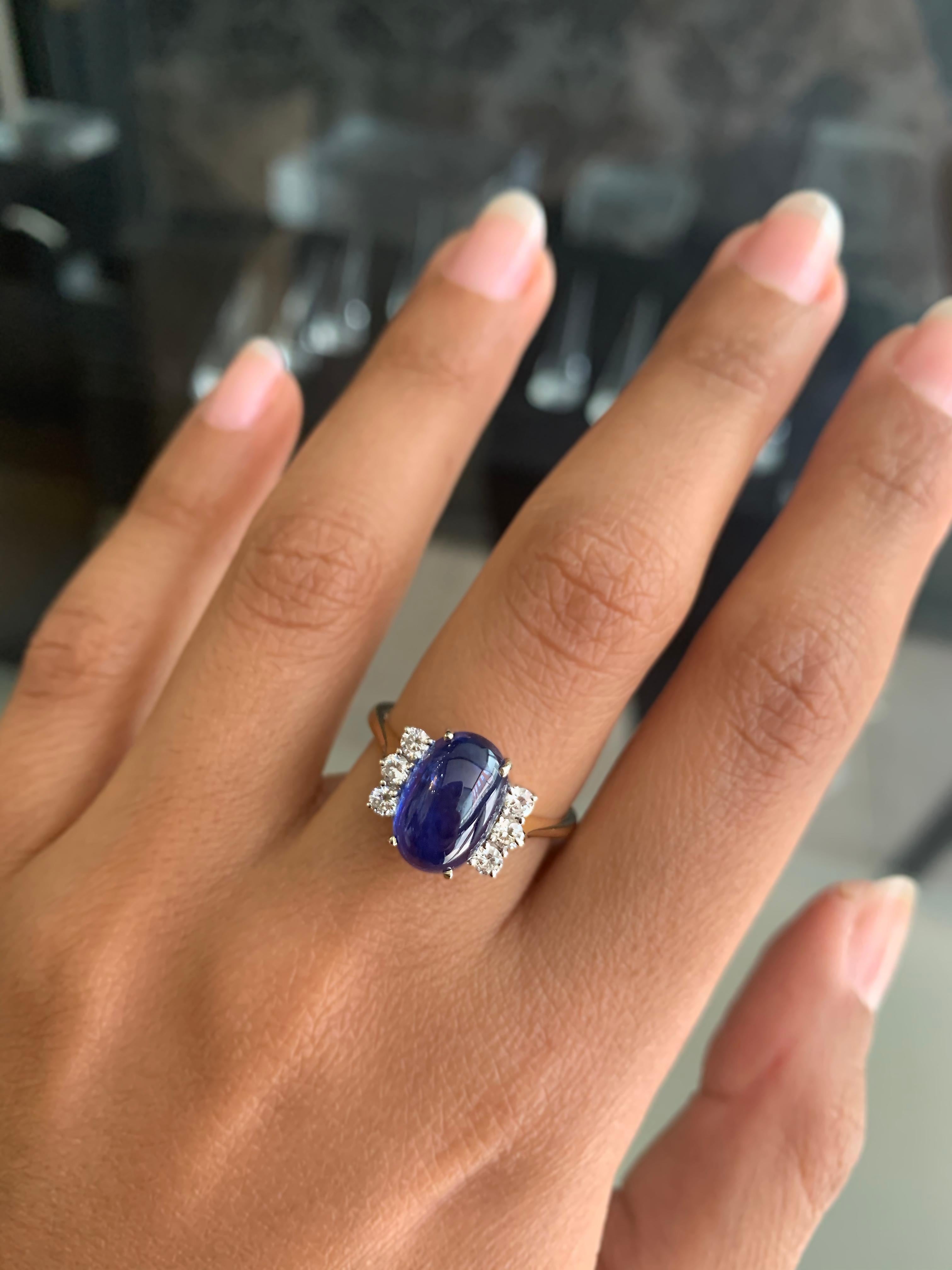 Cabochon Vintage 5.10 Carat Cabouchon Blue Sapphire and Diamond 18 Carat Gold Ring For Sale
