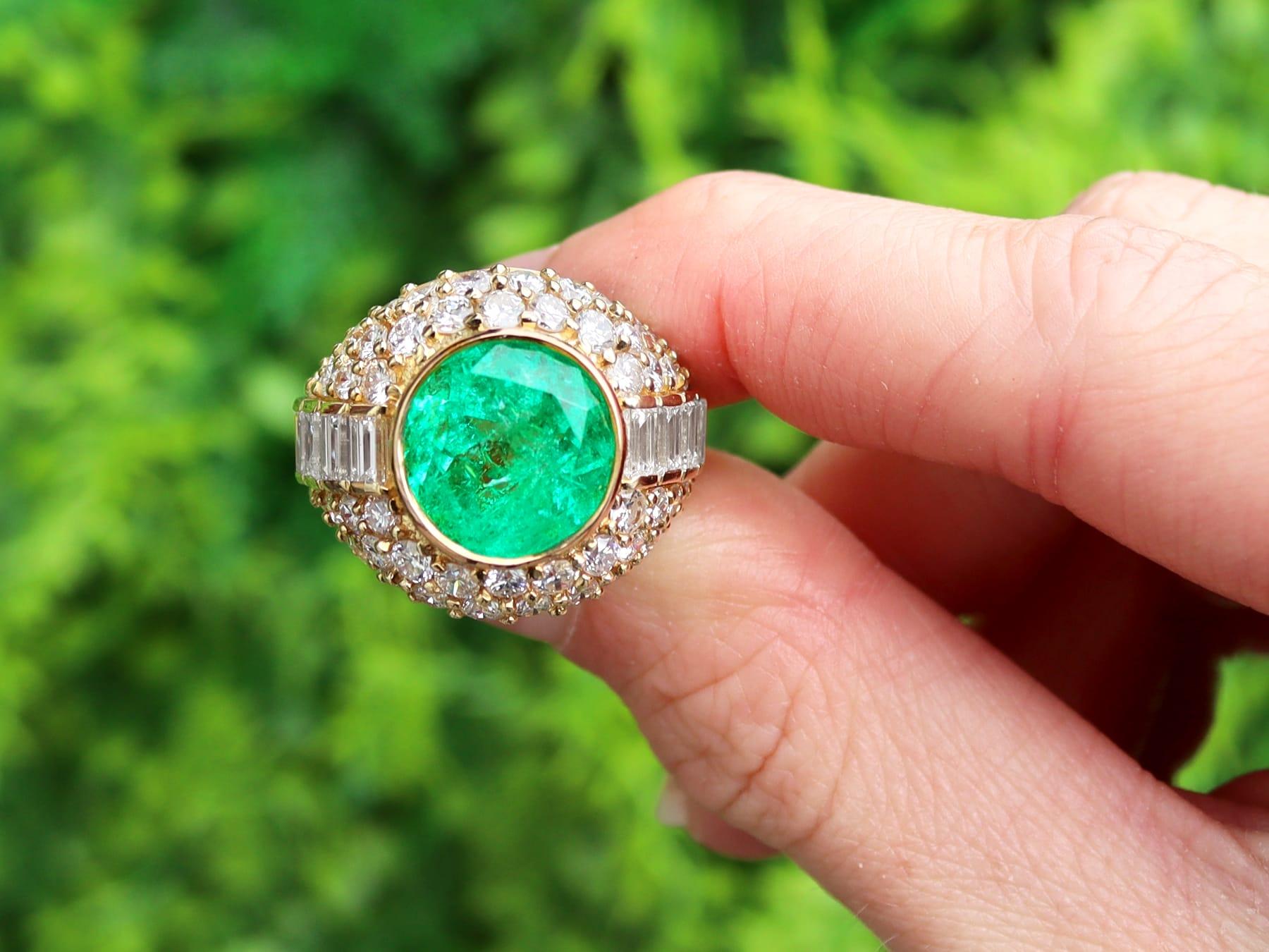 Ein prächtiger, feiner und beeindruckender, großer Vintage-Ring aus den 1990er Jahren mit einem kolumbianischen Smaragd von 5,12 Karat und einem Diamanten von 3,45 Karat aus 18 Karat Gelbgold; Teil unserer vielfältigen Edelsteinschmuck- und