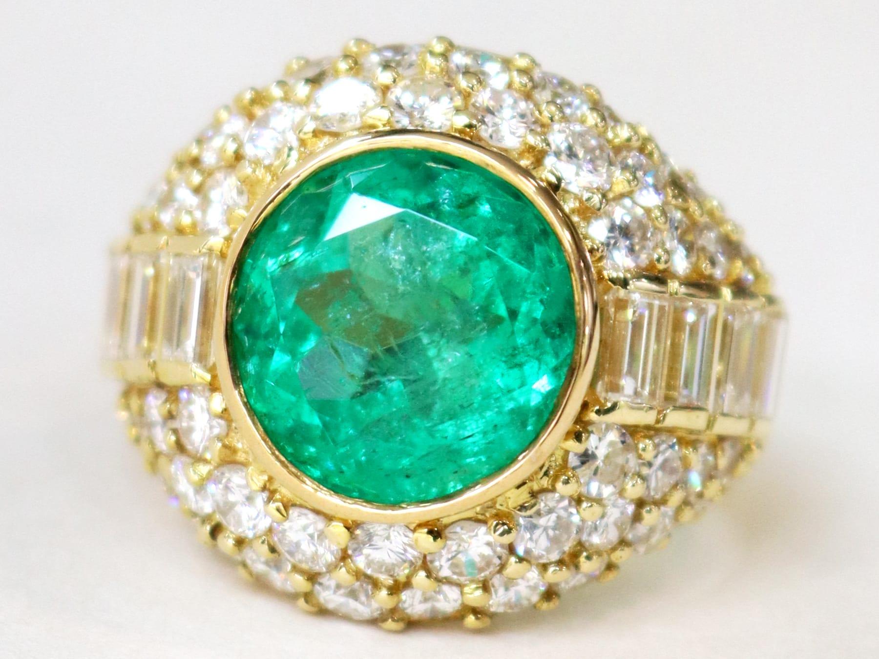 Taille ronde Bague robe vintage en or jaune 18 carats, émeraude colombienne de 5,12 carats et diamants de 3,45 carats en vente