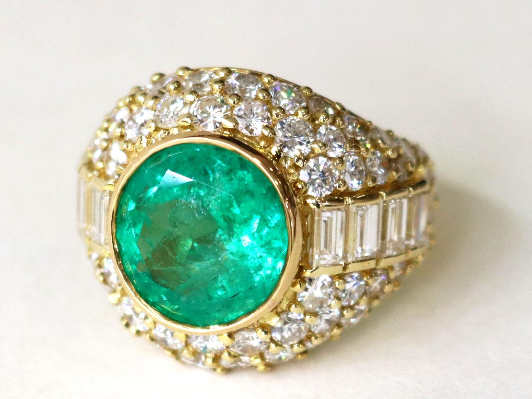 Bague robe vintage en or jaune 18 carats, émeraude colombienne de 5,12 carats et diamants de 3,45 carats Excellent état - En vente à Jesmond, Newcastle Upon Tyne