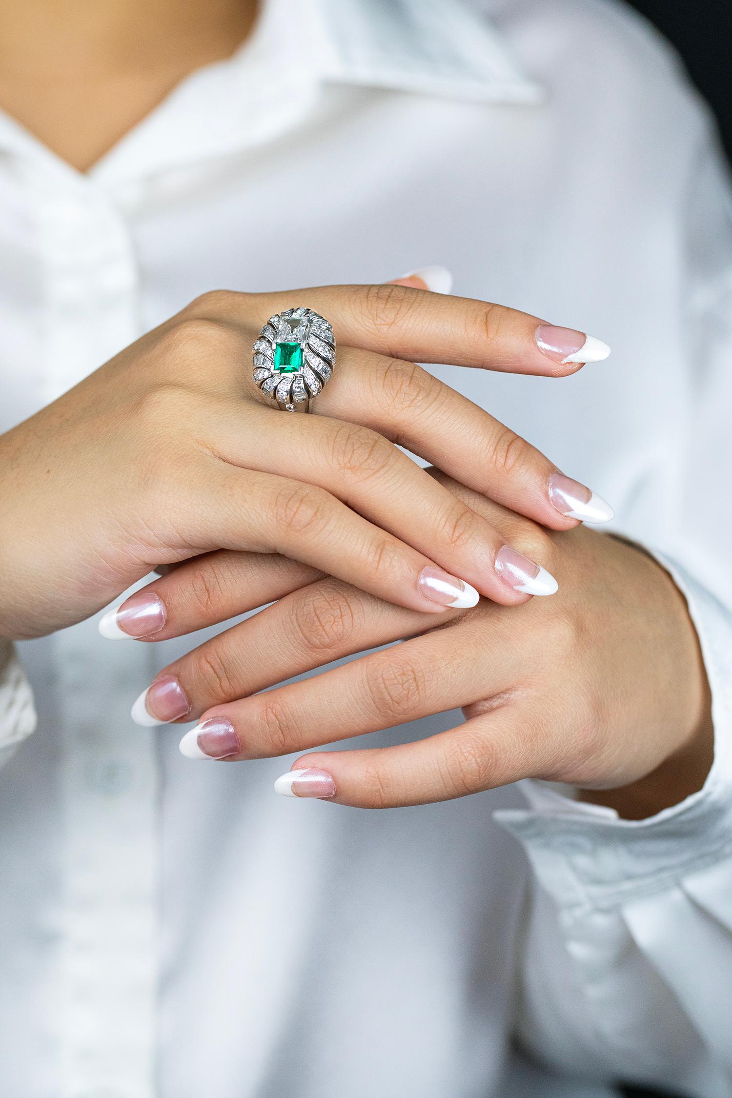 Vintage, 5,34 Karat insgesamt Smaragdschliff kolumbianischer Smaragd & Diamant Cocktail-Ring im Angebot 1
