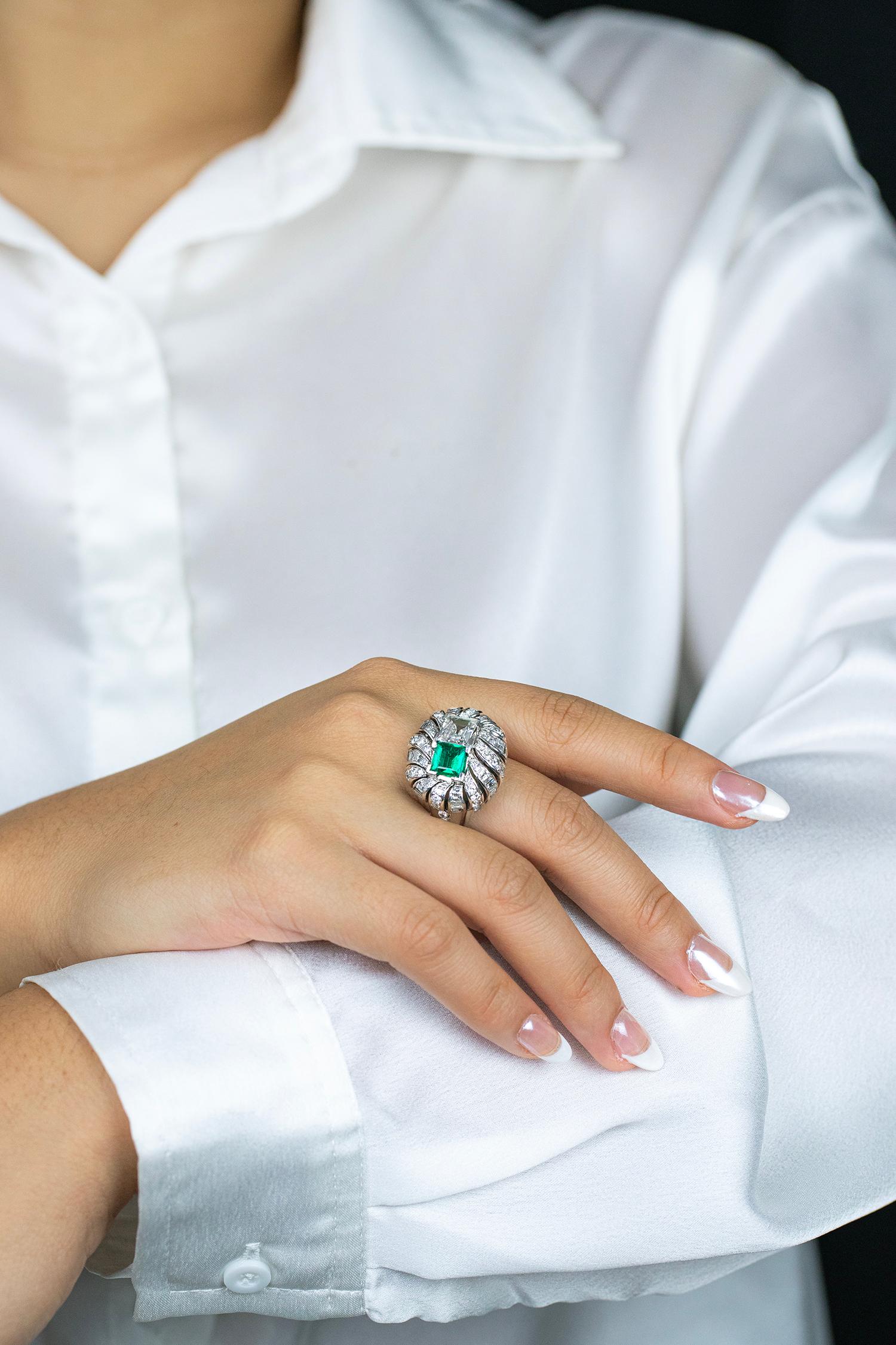 Vintage, 5,34 Karat insgesamt Smaragdschliff kolumbianischer Smaragd & Diamant Cocktail-Ring im Angebot 2