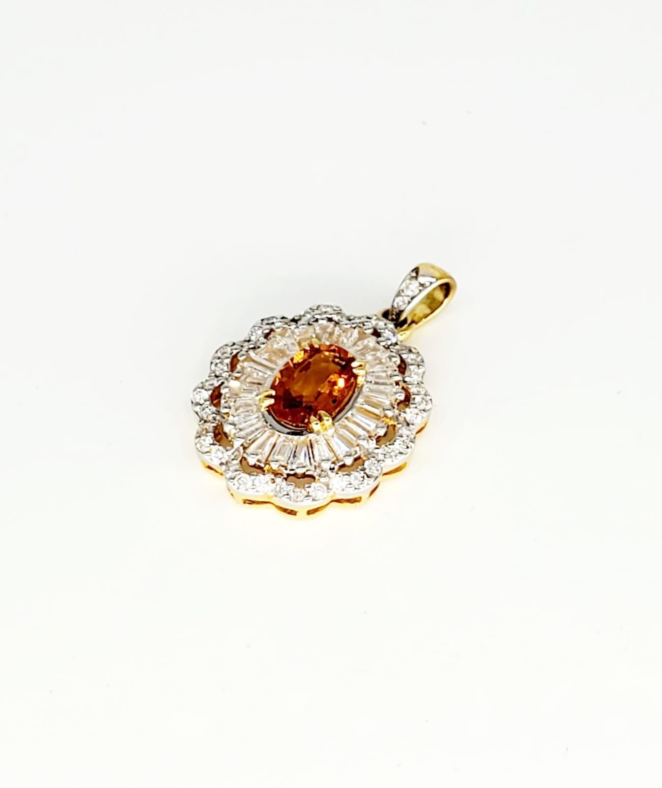 Taille ovale Pendentif en or 18 carats avec grappe de saphirs naturels certifiés de 5,41 carats et diamants en vente