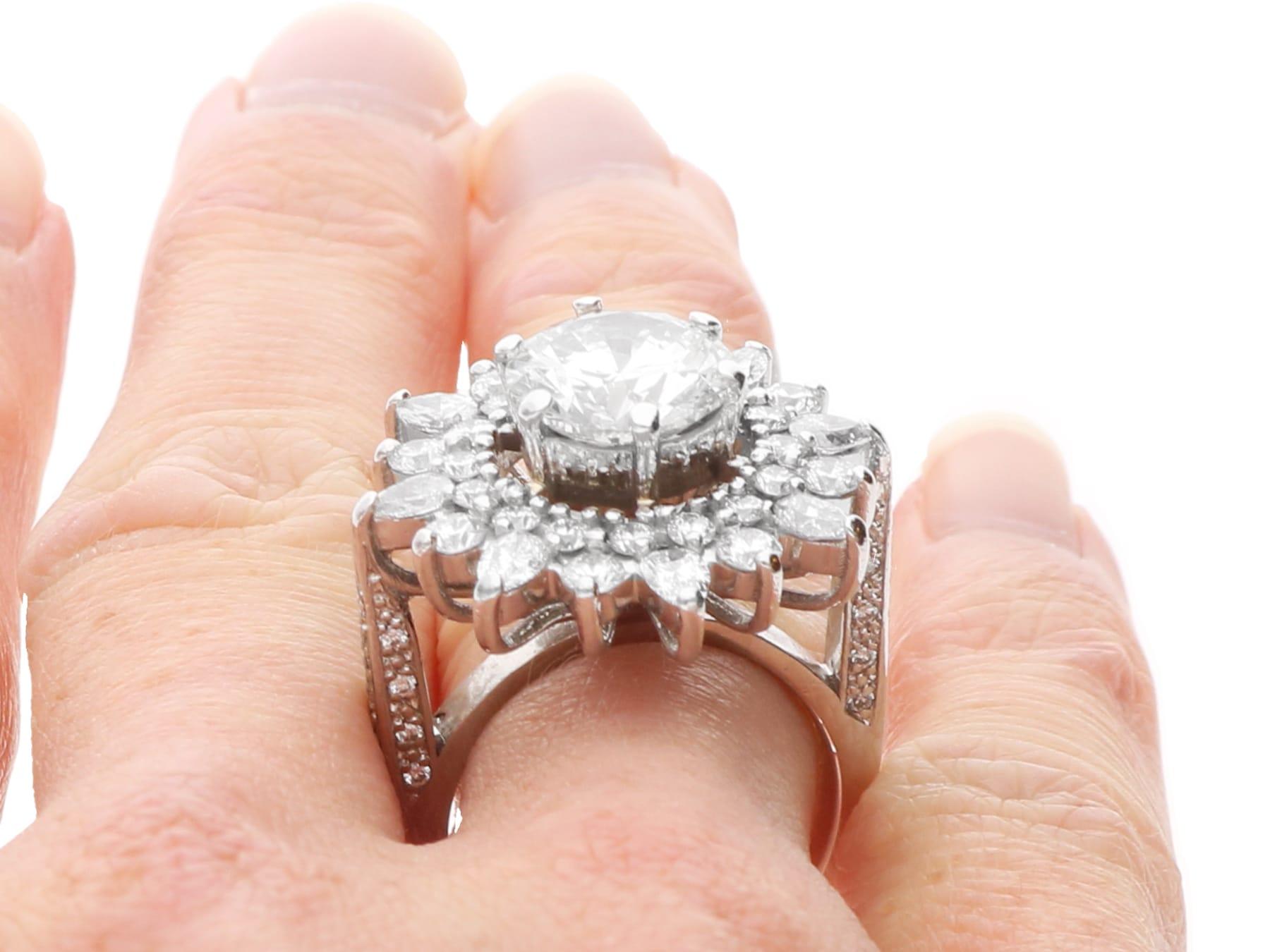 Anillo vintage en racimo de diamantes y platino de 5,41 quilates Circa 1990 en venta 6