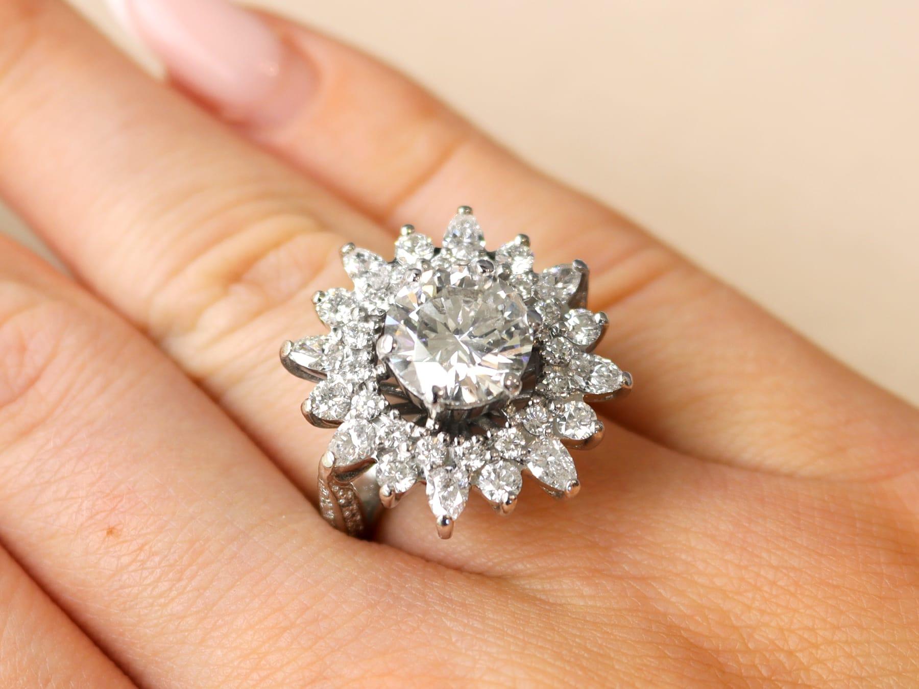 Anillo vintage en racimo de diamantes y platino de 5,41 quilates Circa 1990 Corte redondo en venta