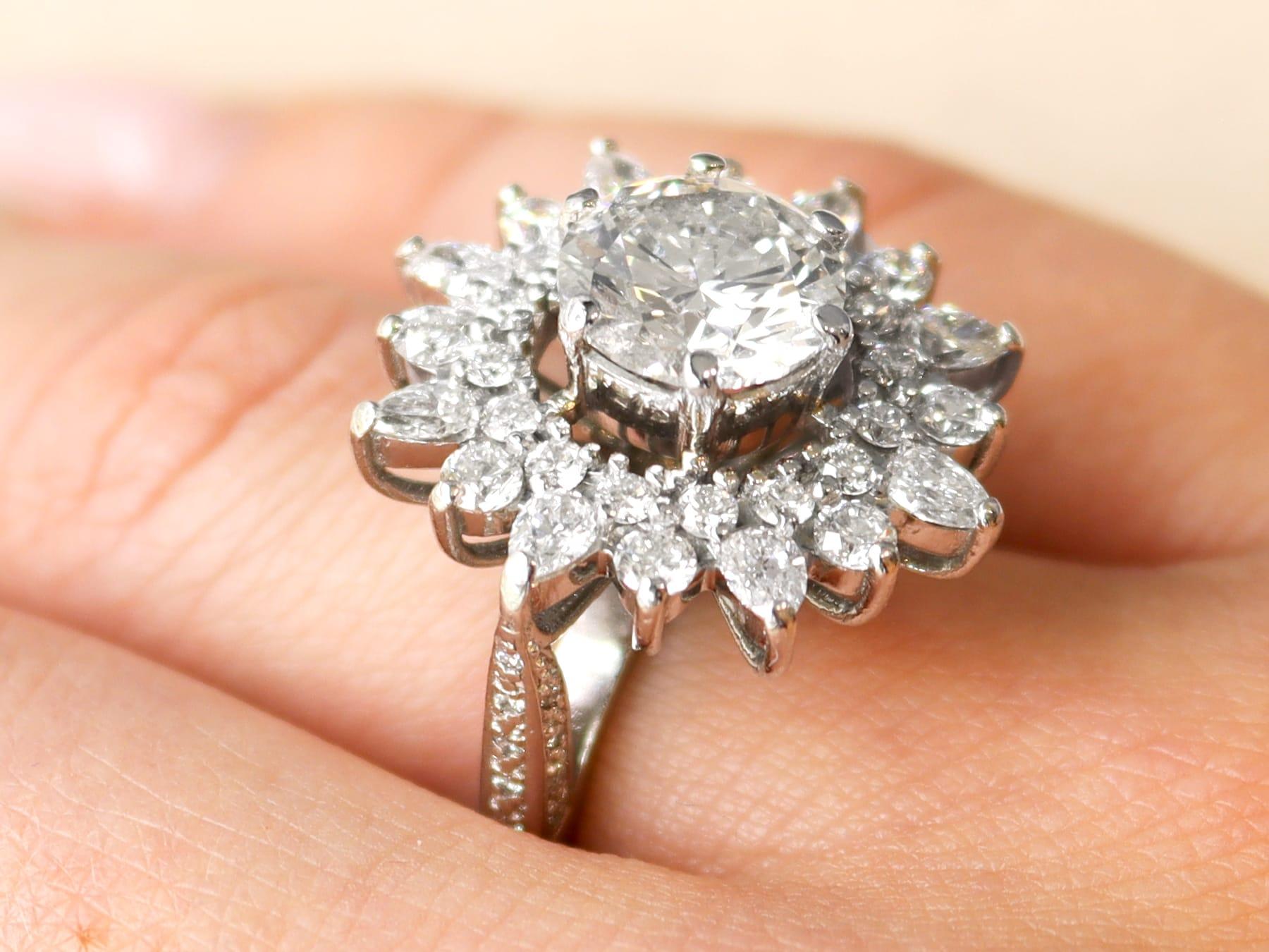 Anillo vintage en racimo de diamantes y platino de 5,41 quilates Circa 1990 en Excelente estado para la venta en Jesmond, Newcastle Upon Tyne