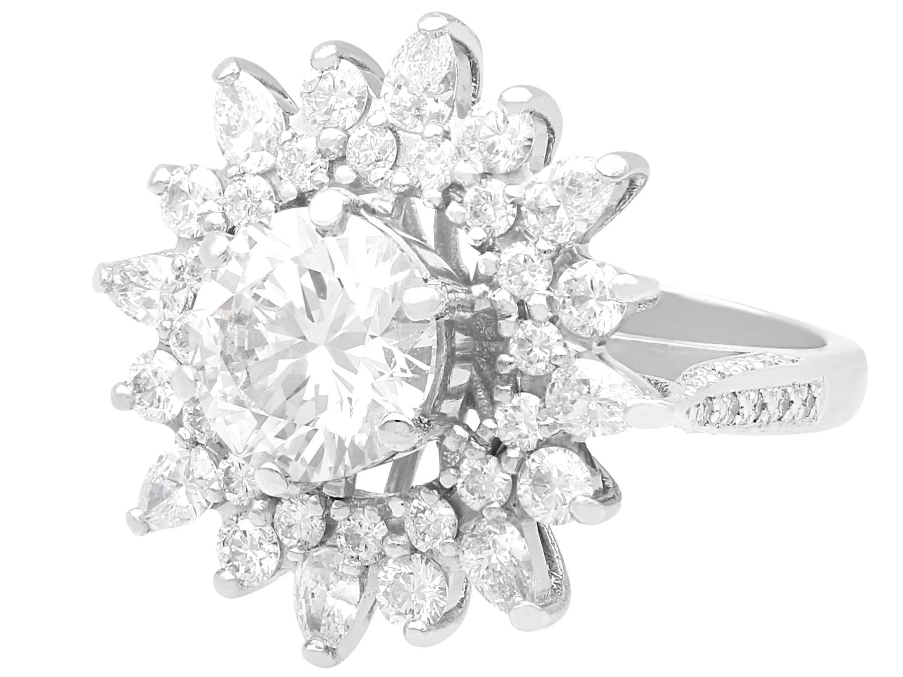 Femenino o masculino Anillo vintage en racimo de diamantes y platino de 5,41 quilates Circa 1990 en venta